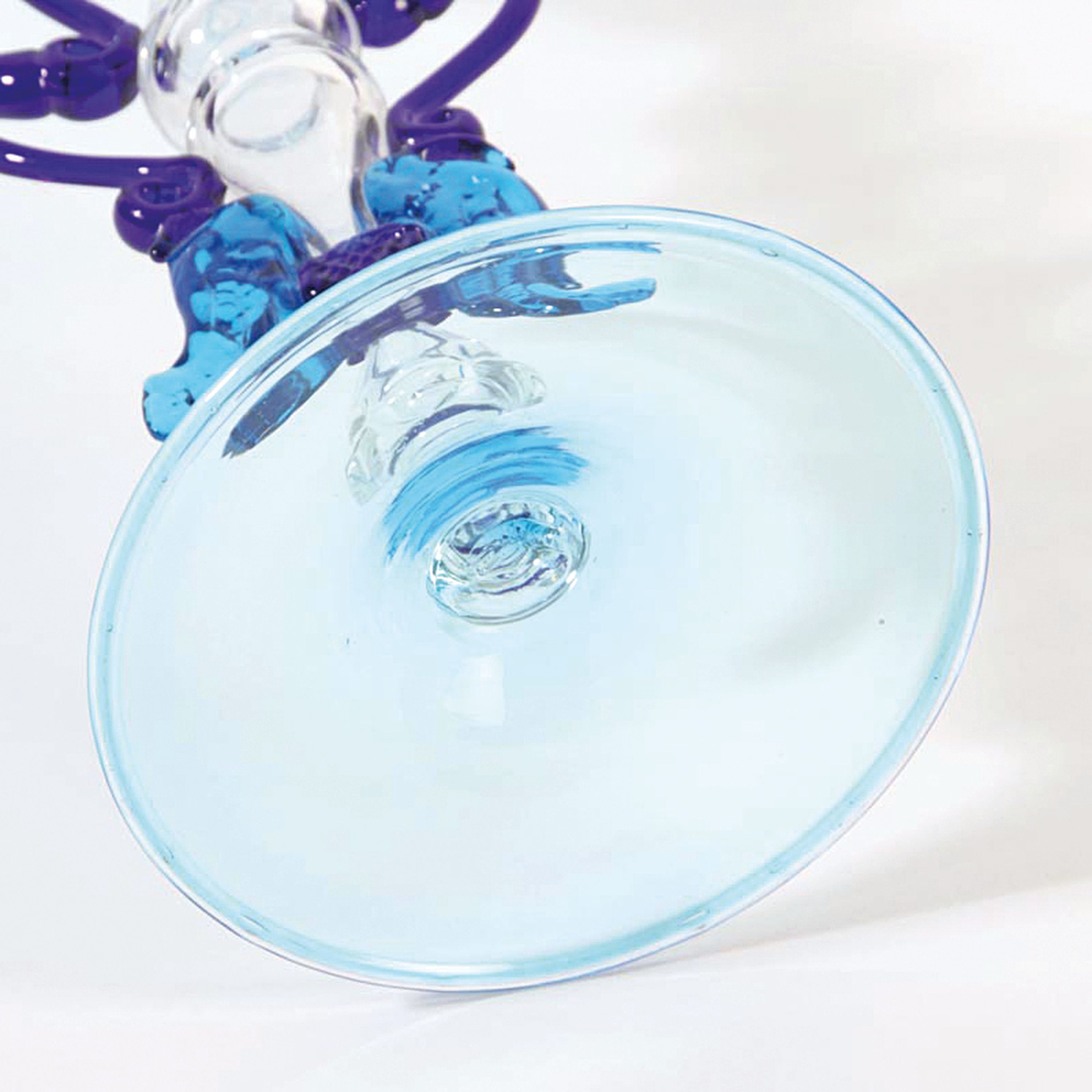 Detail e: Pokalglas, Umberto Belotto, Murano, 1970er Jahre, dünnwandiges hellblaues Glas mit applizierten dunkelblauen Fäden, Stiel farbloses Glas, H. ca. ...