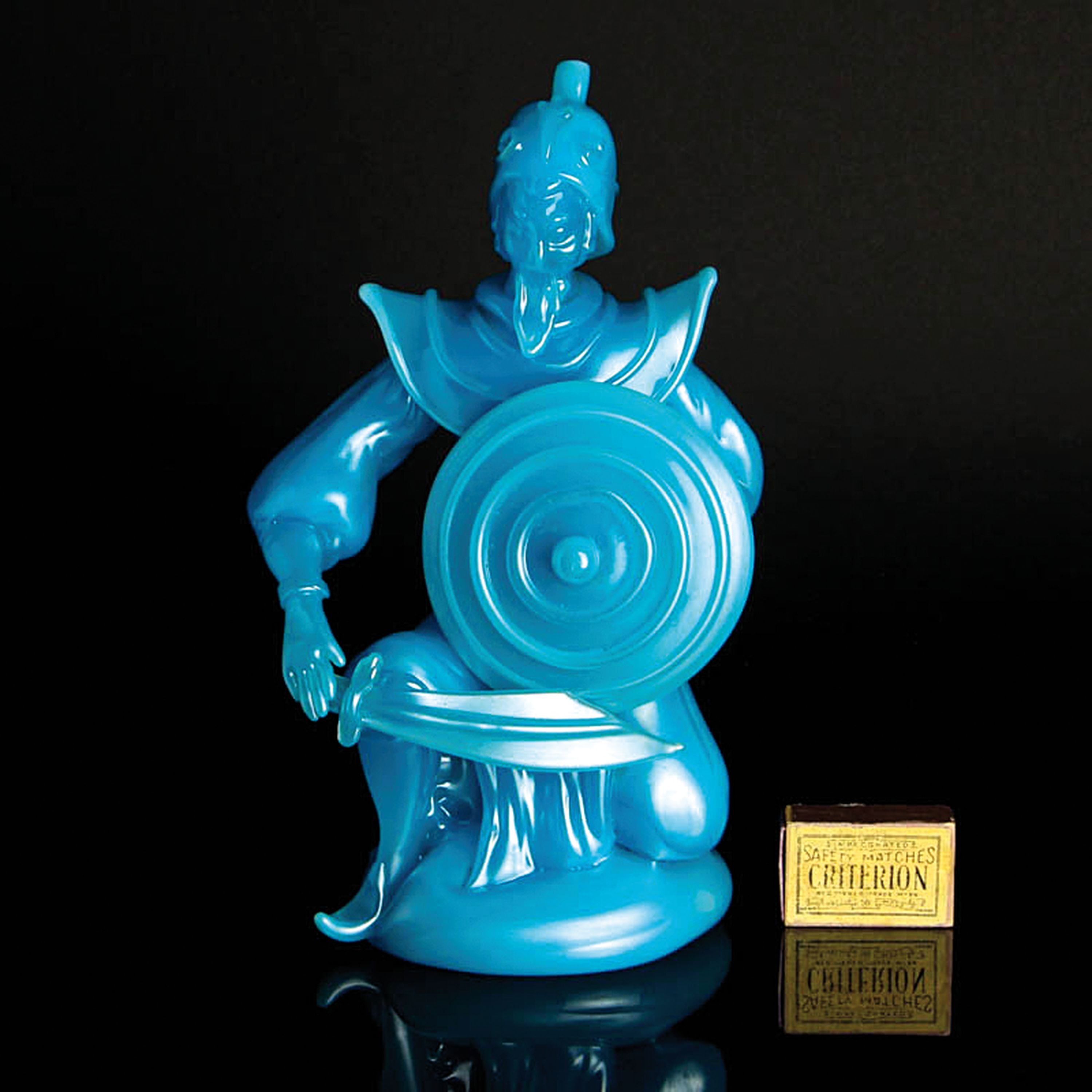 Glasskulptur, Ermanno Nason für Cenedese, Murano, opak-blaues Glas, Darst. eines knienden asiatischen Kriegers, H. ca. 30cm