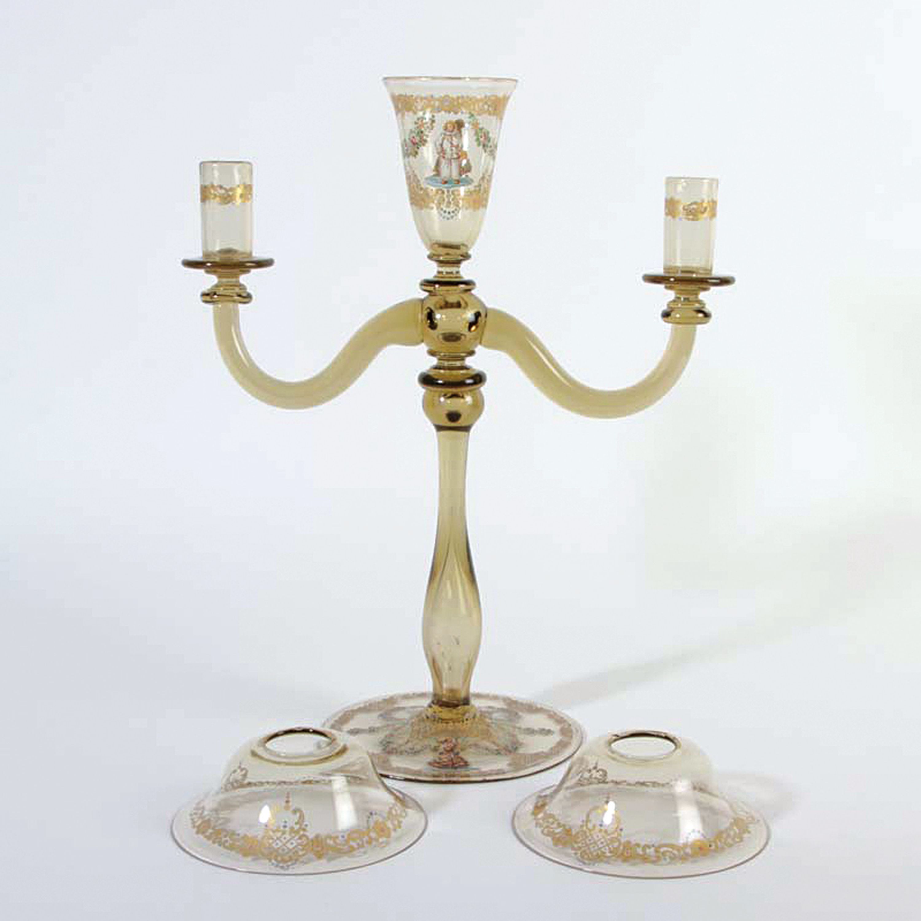 Detail c: Kerzenleuchter, Murano Italien, 1930er Jahre, mundgeblasenes grünliches Glas mit feiner Email- und Goldmalerei, zwei Brennstellen mit separaten ...