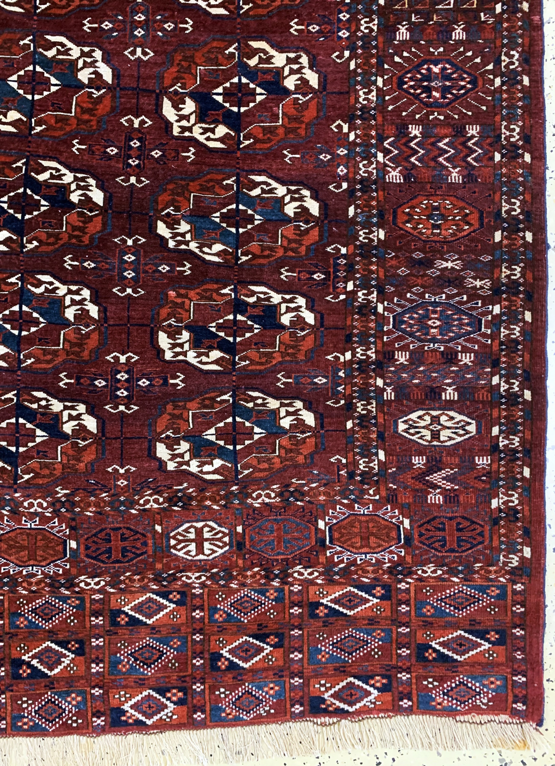 Detail a: Tekke"Hauptteppich"fein, Turkmenistan, Anfang 20.Jhd, Wolle auf Wolle, ca. 365 x 220 cm, gereinigt, EHZ: 2(mehrere kleine Reparaturen).
