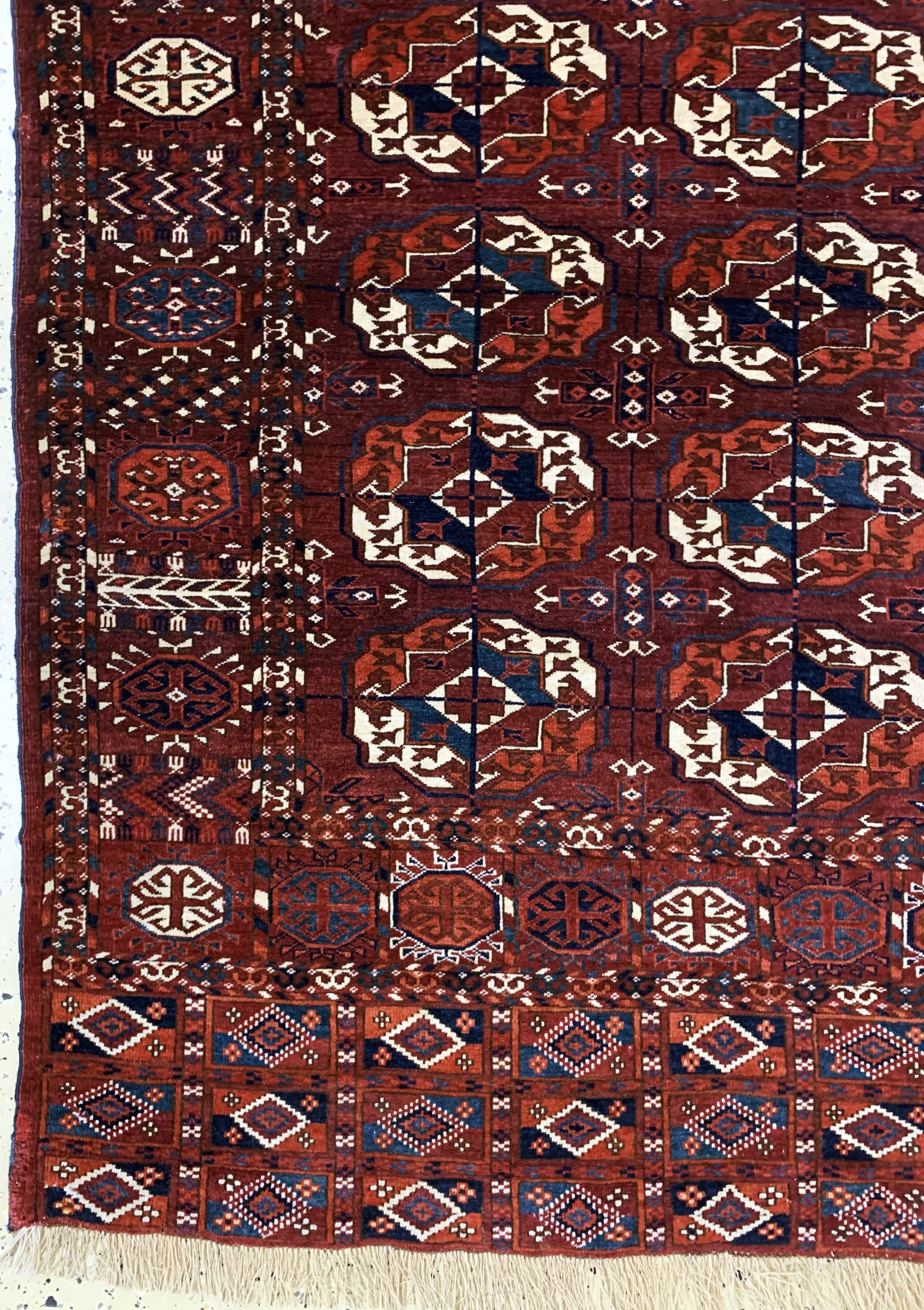 Detail b: Tekke"Hauptteppich"fein, Turkmenistan, Anfang 20.Jhd, Wolle auf Wolle, ca. 365 x 220 cm, gereinigt, EHZ: 2(mehrere kleine Reparaturen).