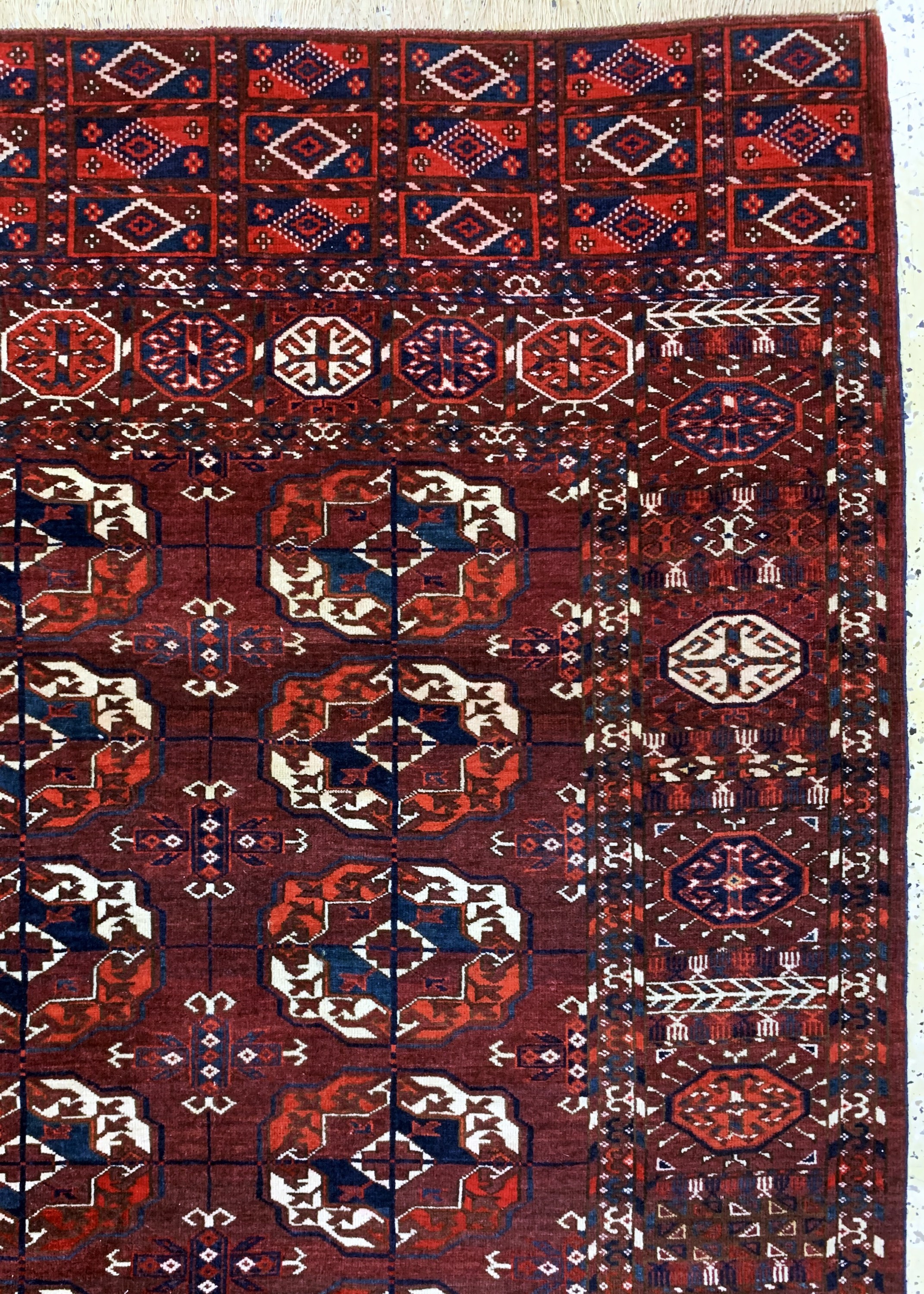 Detail e: Tekke"Hauptteppich"fein, Turkmenistan, Anfang 20.Jhd, Wolle auf Wolle, ca. 365 x 220 cm, gereinigt, EHZ: 2(mehrere kleine Reparaturen).