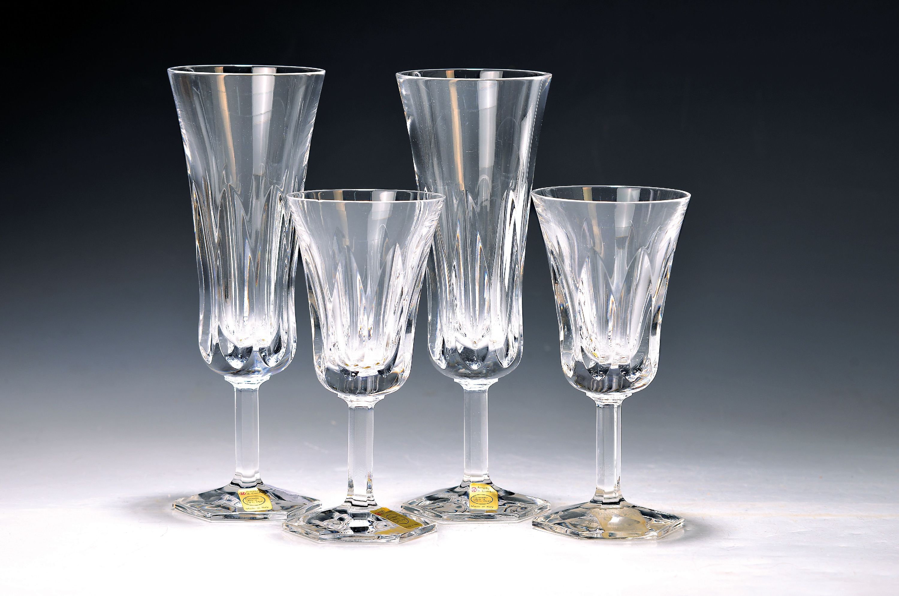 12 Sektgläser und 12 Weingläser, Arnolfo di Cambio, Italien, Bleikristall , 6-eckiger Fuß, H. ca. 20 bzw. 15cm 1 Glas leicht beist.