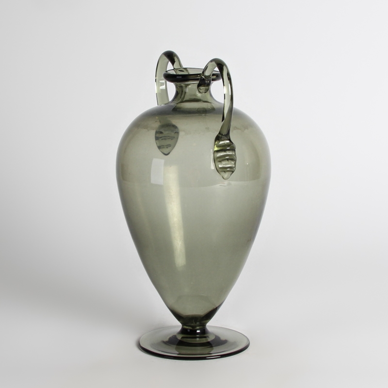 Doppelhenkelvase, wohl Venini, Murano, 1960er-Jahre, rauchfarbenes Glas, H. 24 cm