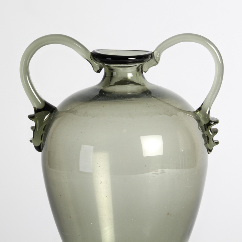 Detail a: Doppelhenkelvase, wohl Venini, Murano, 1960er-Jahre, rauchfarbenes Glas, H. 24 cm