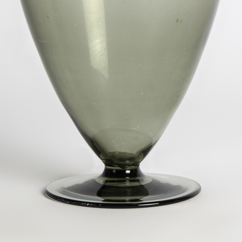 Detail b: Doppelhenkelvase, wohl Venini, Murano, 1960er-Jahre, rauchfarbenes Glas, H. 24 cm