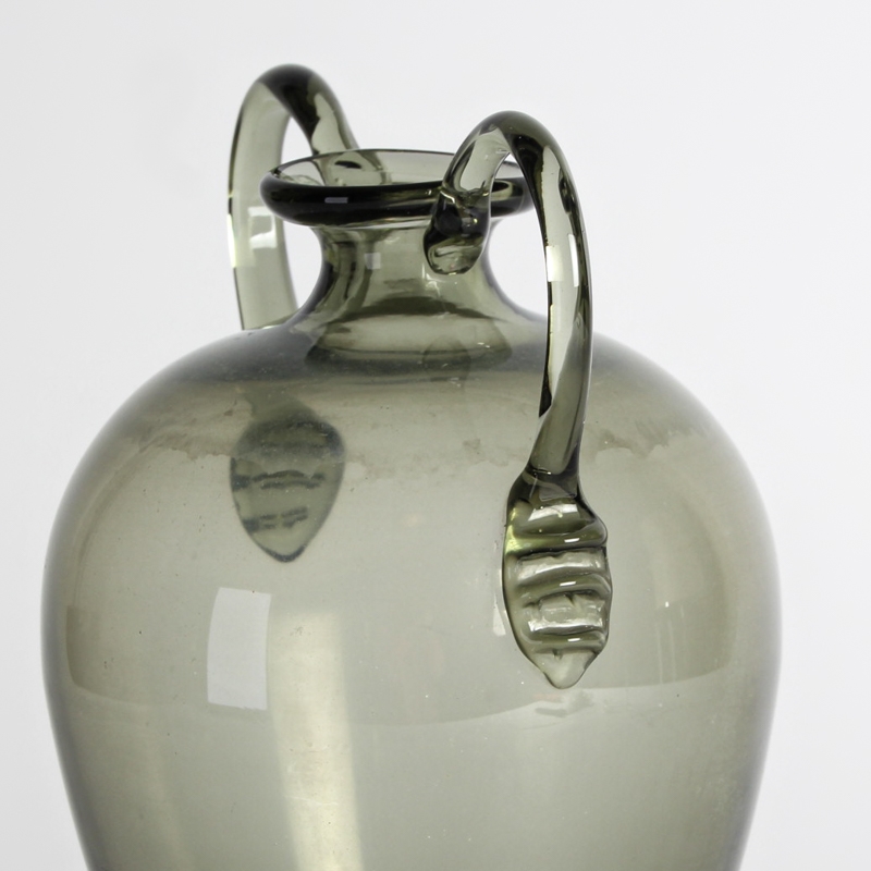 Detail c: Doppelhenkelvase, wohl Venini, Murano, 1960er-Jahre, rauchfarbenes Glas, H. 24 cm