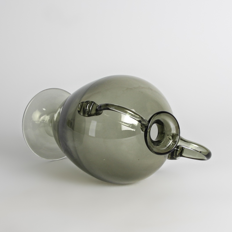 Detail d: Doppelhenkelvase, wohl Venini, Murano, 1960er-Jahre, rauchfarbenes Glas, H. 24 cm