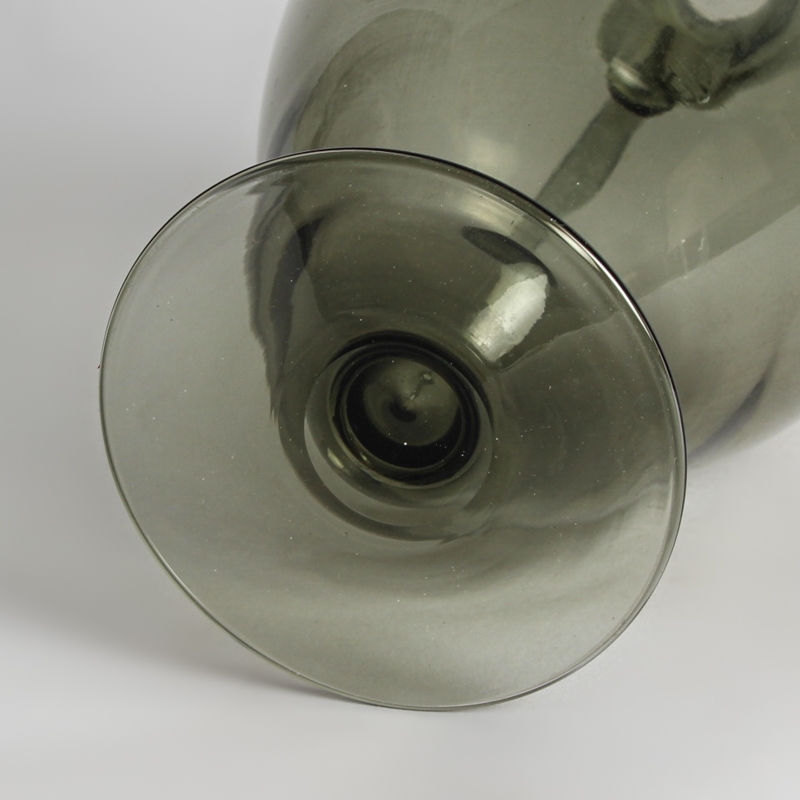 Detail e: Doppelhenkelvase, wohl Venini, Murano, 1960er-Jahre, rauchfarbenes Glas, H. 24 cm