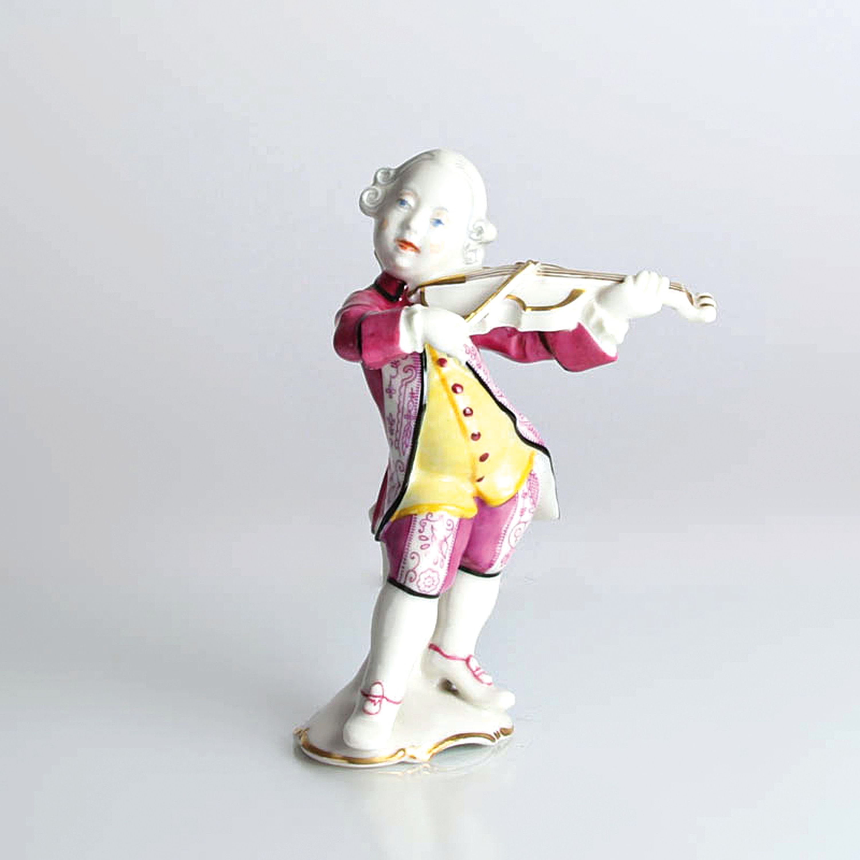 Porzellanfigur Violinist, Hutschenreuther, Kunstabteilung Selb, Entw. Karl Himmelstoß, 20.Jh., Porzellan, farbig und goldstaffiert, H. 14 cm