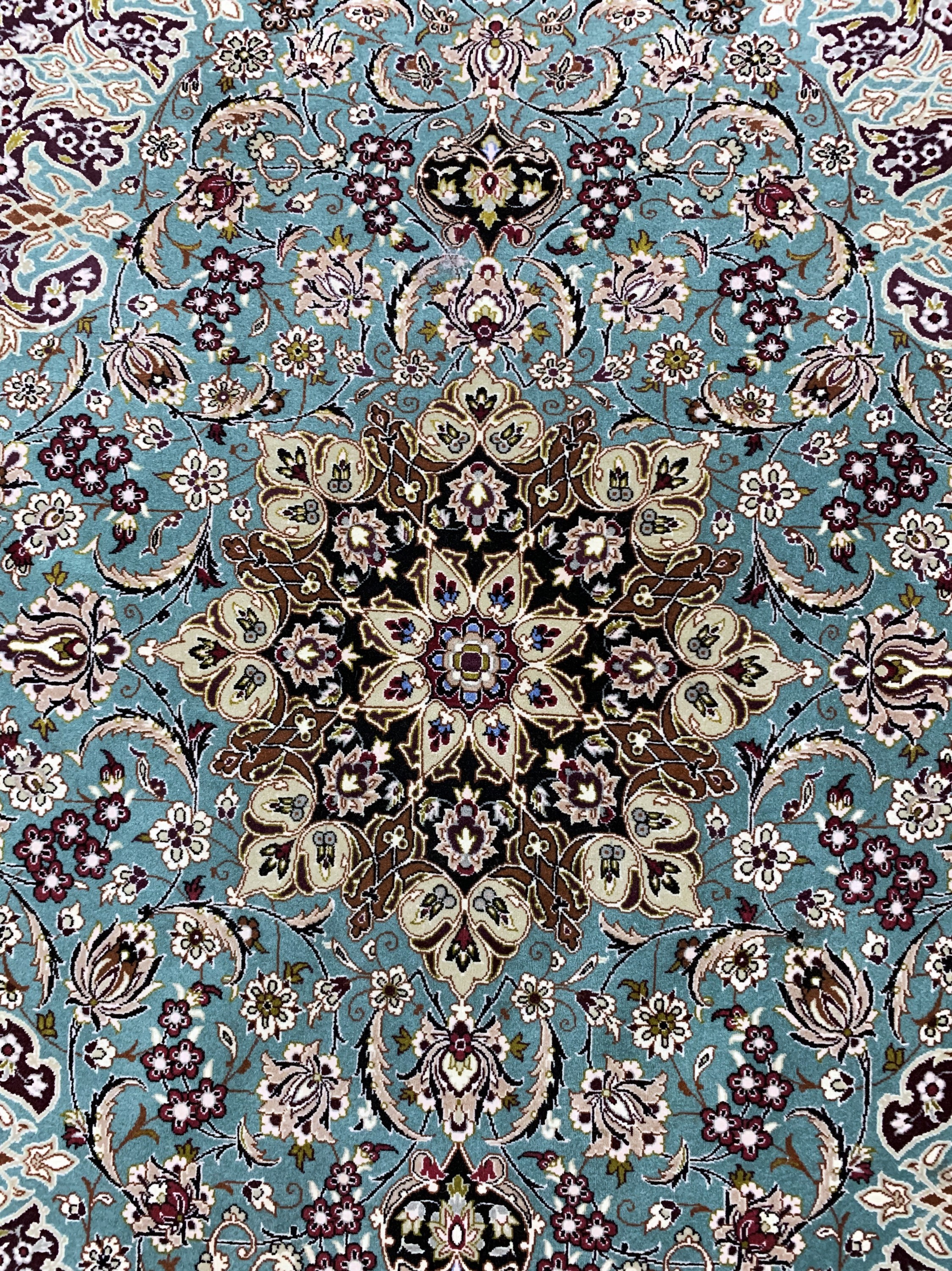 Detail b: Esfahan fein, Persien, Mitte 20.Jhd, Korkwolle auf Seide, ca. 175 x 113 cm, Mottenfraß am Rand, EHZ: 2
