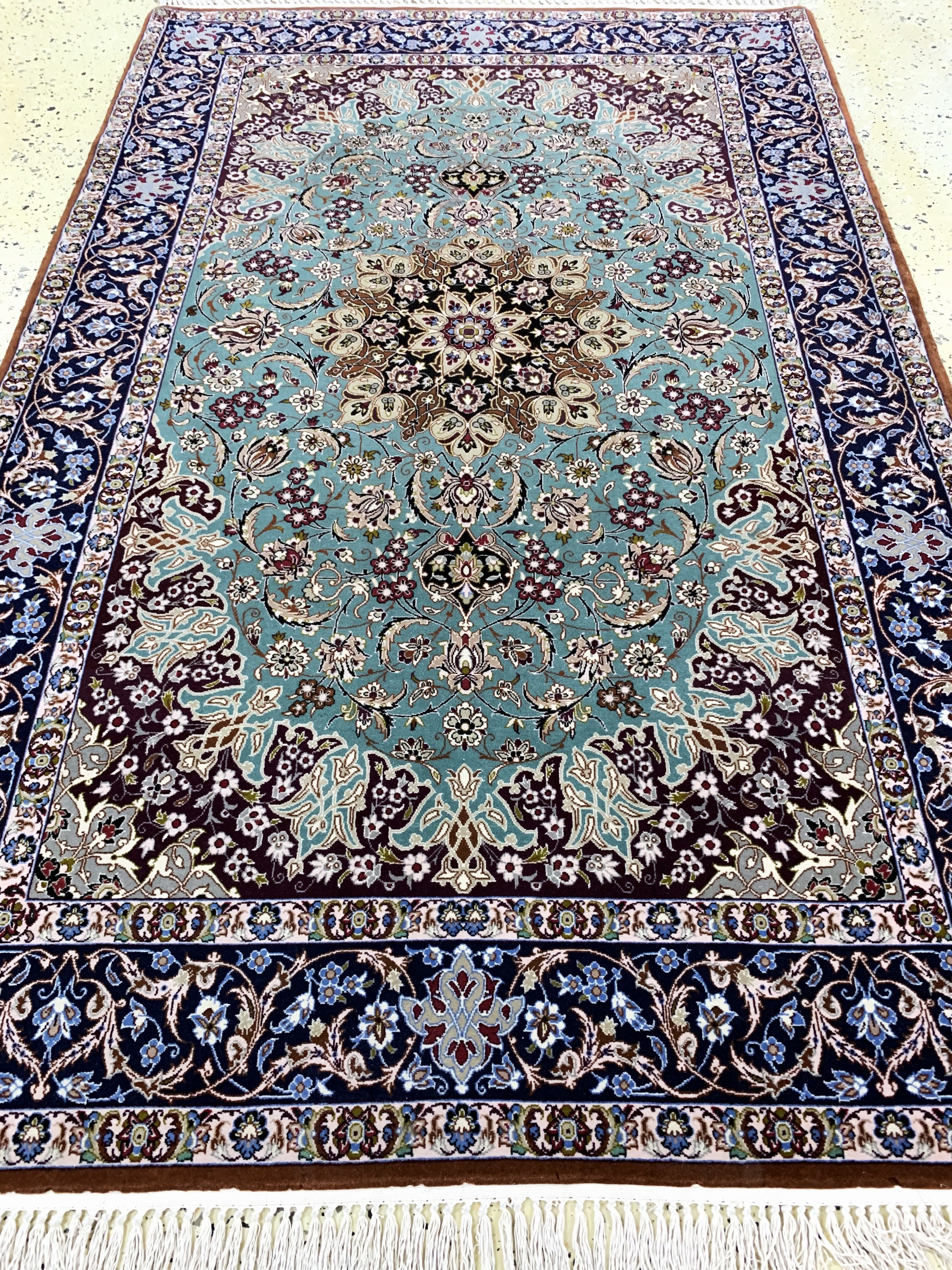 Detail d: Esfahan fein, Persien, Mitte 20.Jhd, Korkwolle auf Seide, ca. 175 x 113 cm, Mottenfraß am Rand, EHZ: 2