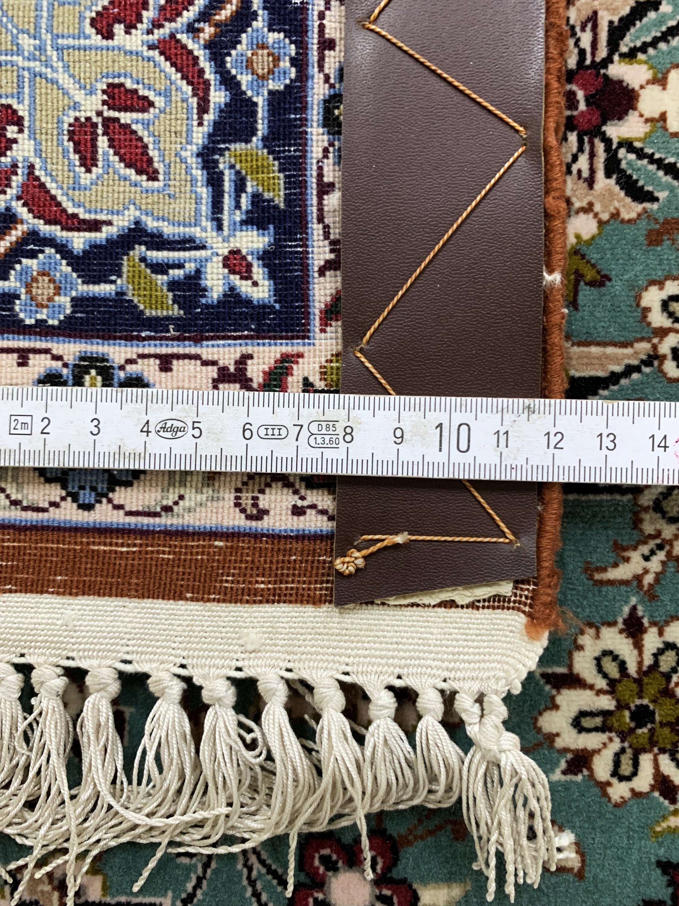 Detail e: Esfahan fein, Persien, Mitte 20.Jhd, Korkwolle auf Seide, ca. 175 x 113 cm, Mottenfraß am Rand, EHZ: 2