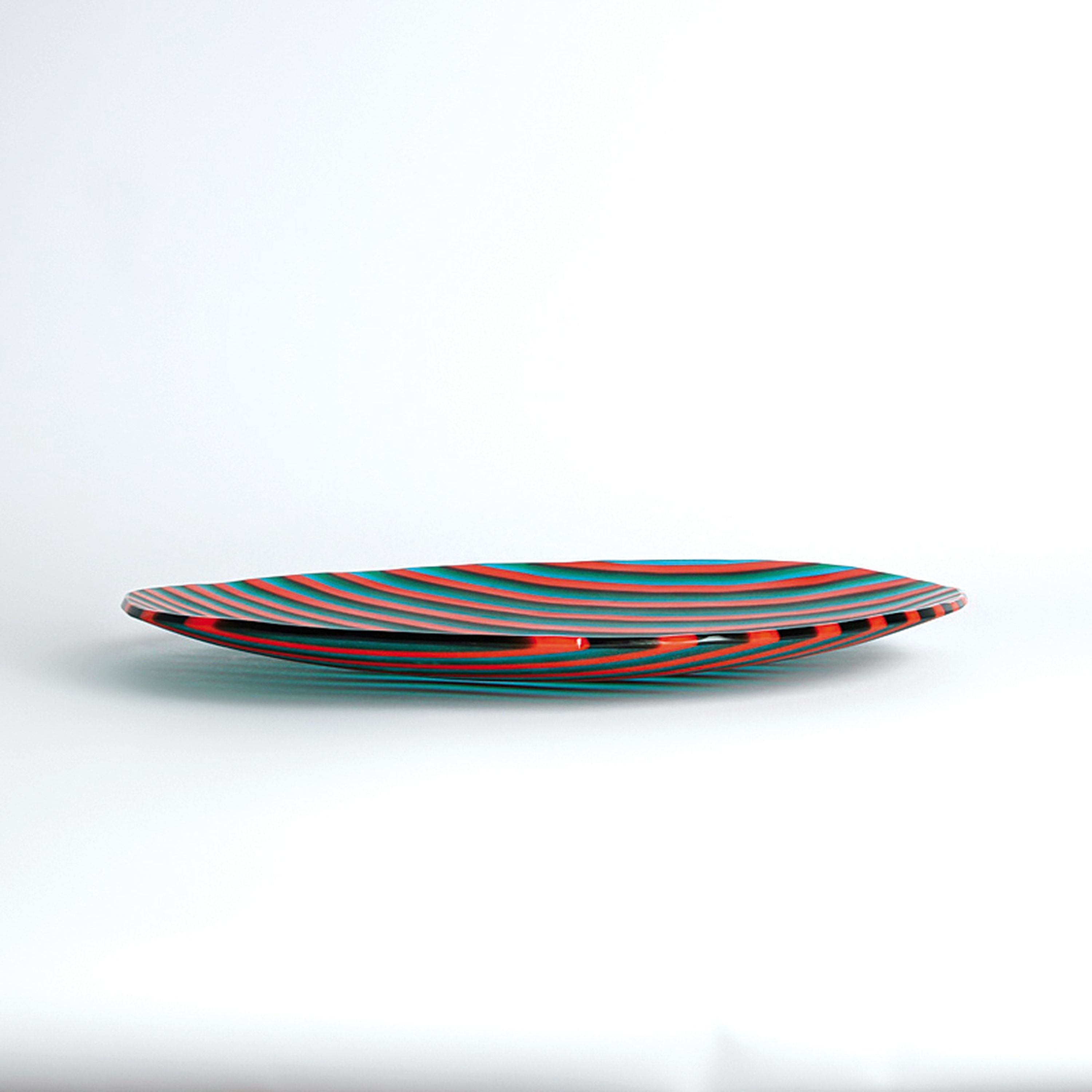 Detail b: Flache runde Schale, wohl Piero Ragazzi, Murano, aus grünen, orangefarbenen und türkisfarbenen Glasstreifen verschmolzen, H. ca. 3.5cm, D. ca. ...