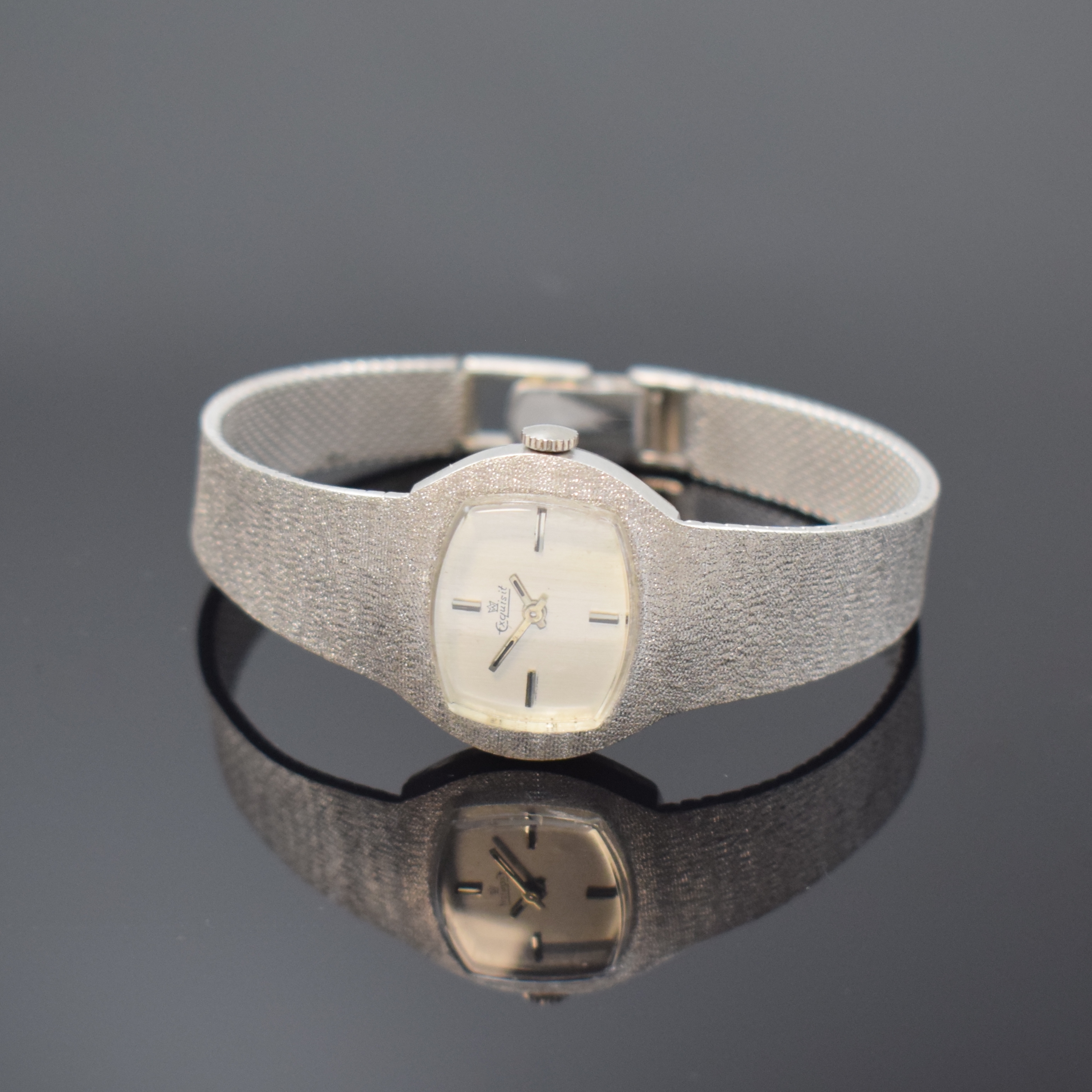 EXQUISIT Damenarmbanduhr in WG 585/000, Deutschland 1960er Jahre, Handaufzug, Milanaiseband, Boden aufgedr., silb. Zifferbl. m. 4 aufgel. Std.-Ind., ...