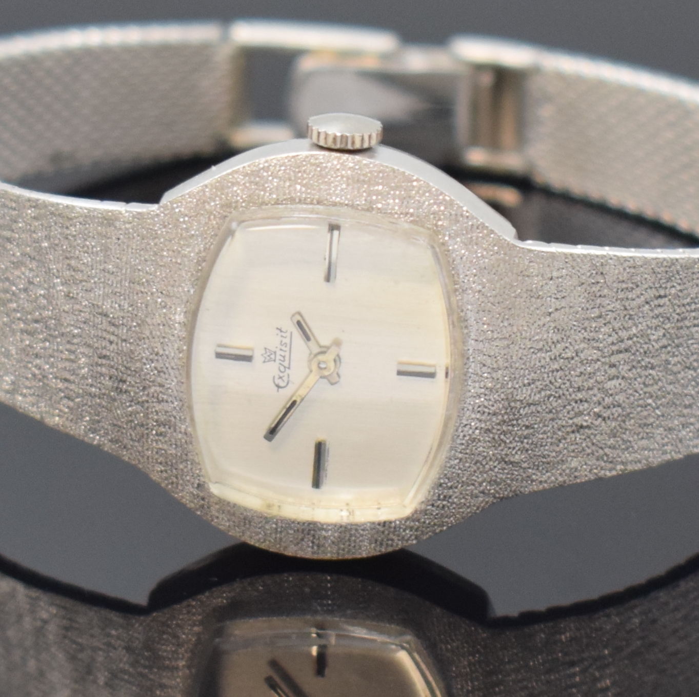 Detail a: EXQUISIT Damenarmbanduhr in WG 585/000, Deutschland 1960er Jahre, Handaufzug, Milanaiseband, Boden aufgedr., silb. Zifferbl. m. 4 aufgel. Std.-Ind., ...