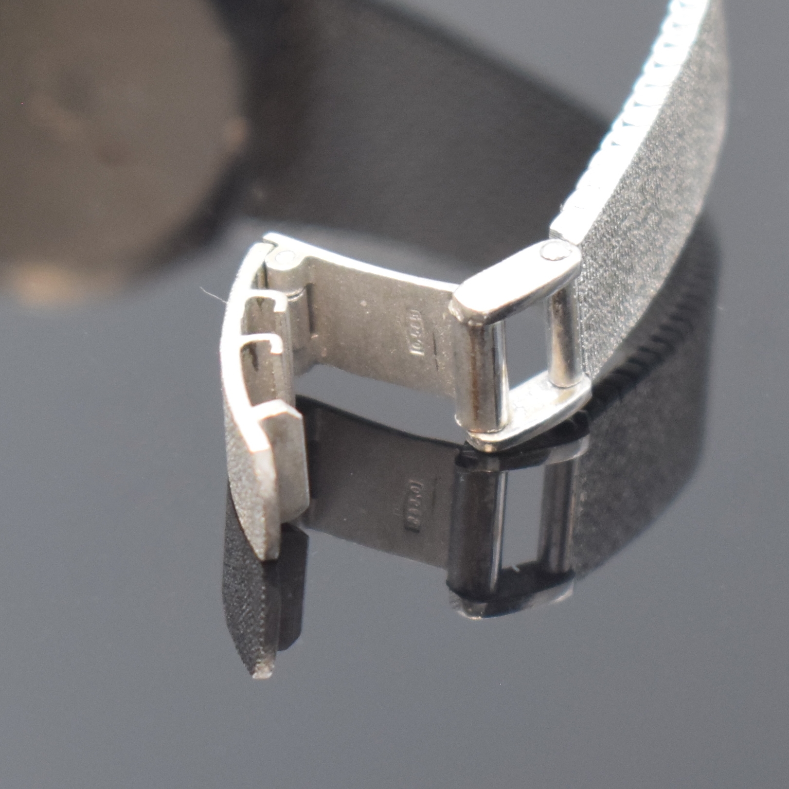 Detail b: EXQUISIT Damenarmbanduhr in WG 585/000, Deutschland 1960er Jahre, Handaufzug, Milanaiseband, Boden aufgedr., silb. Zifferbl. m. 4 aufgel. Std.-Ind., ...