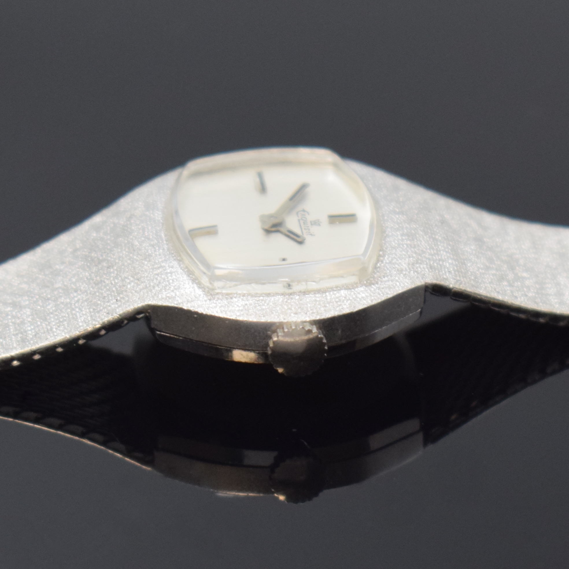Detail c: EXQUISIT Damenarmbanduhr in WG 585/000, Deutschland 1960er Jahre, Handaufzug, Milanaiseband, Boden aufgedr., silb. Zifferbl. m. 4 aufgel. Std.-Ind., ...