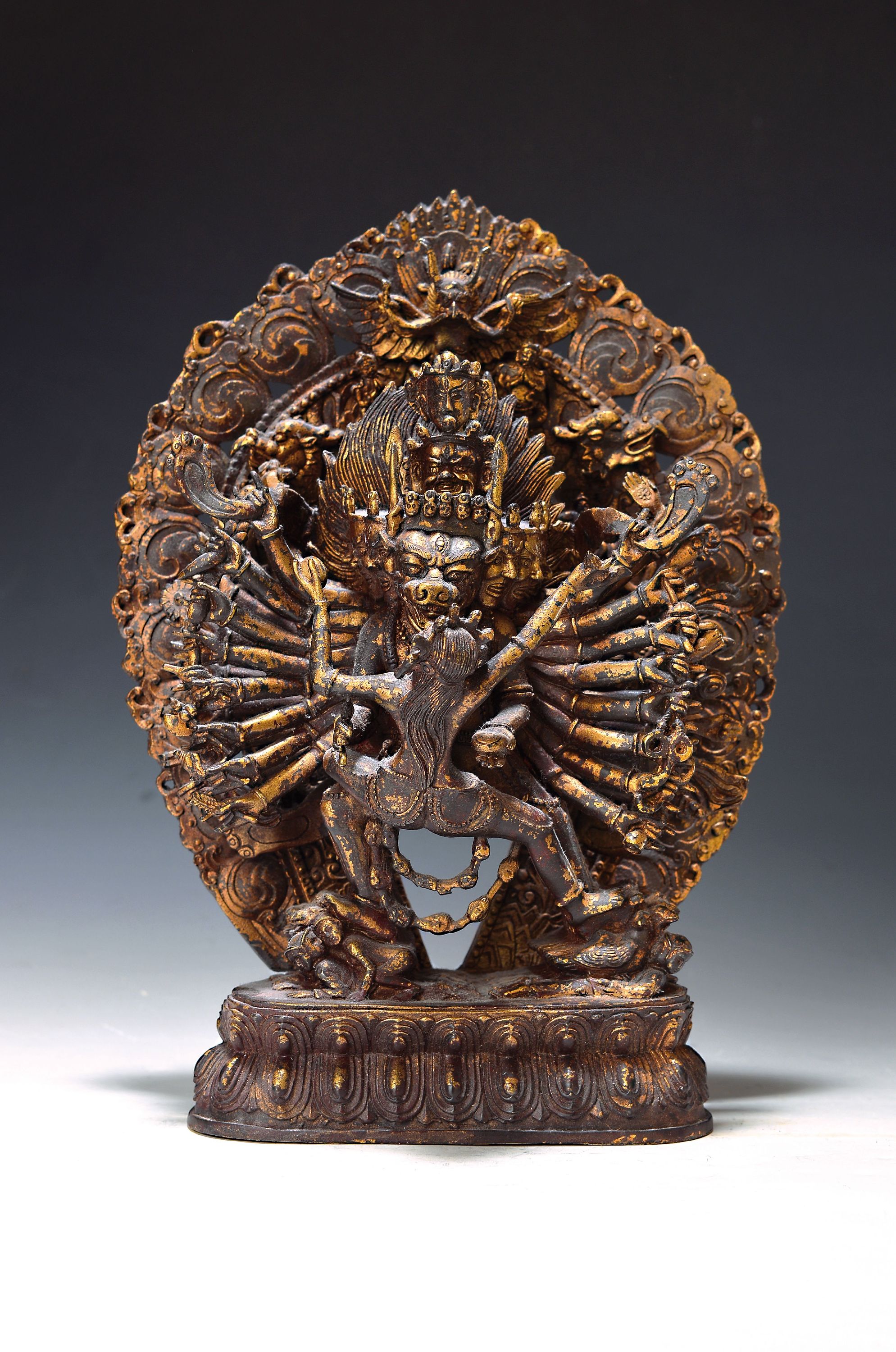 Yamantaka mit dem Stierkopf, Nepal, 20.Jh., Kupferlegierung, "Überwinder des Todes", H. 30cm
