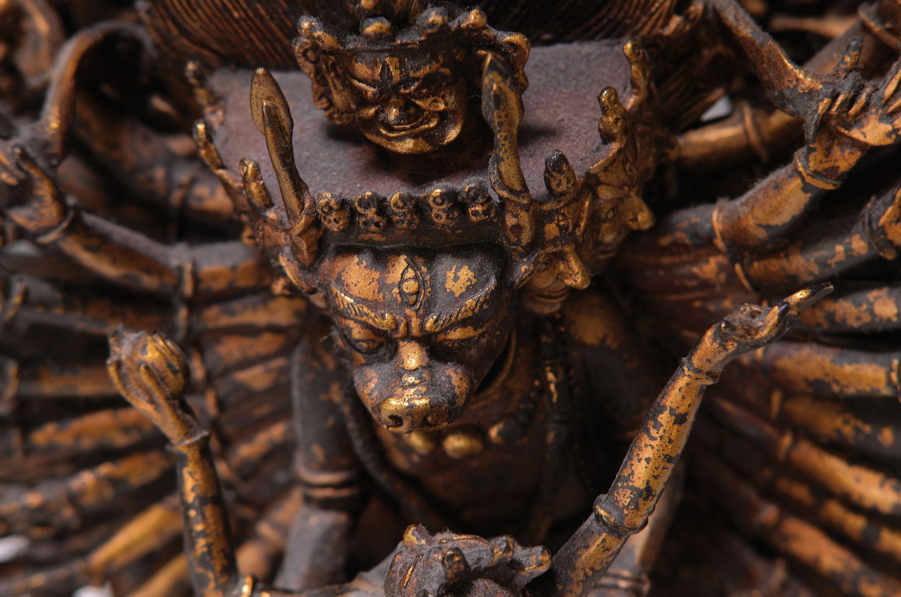Detail a: Yamantaka mit dem Stierkopf, Nepal, 20.Jh., Kupferlegierung, "Überwinder des Todes", H. 30cm