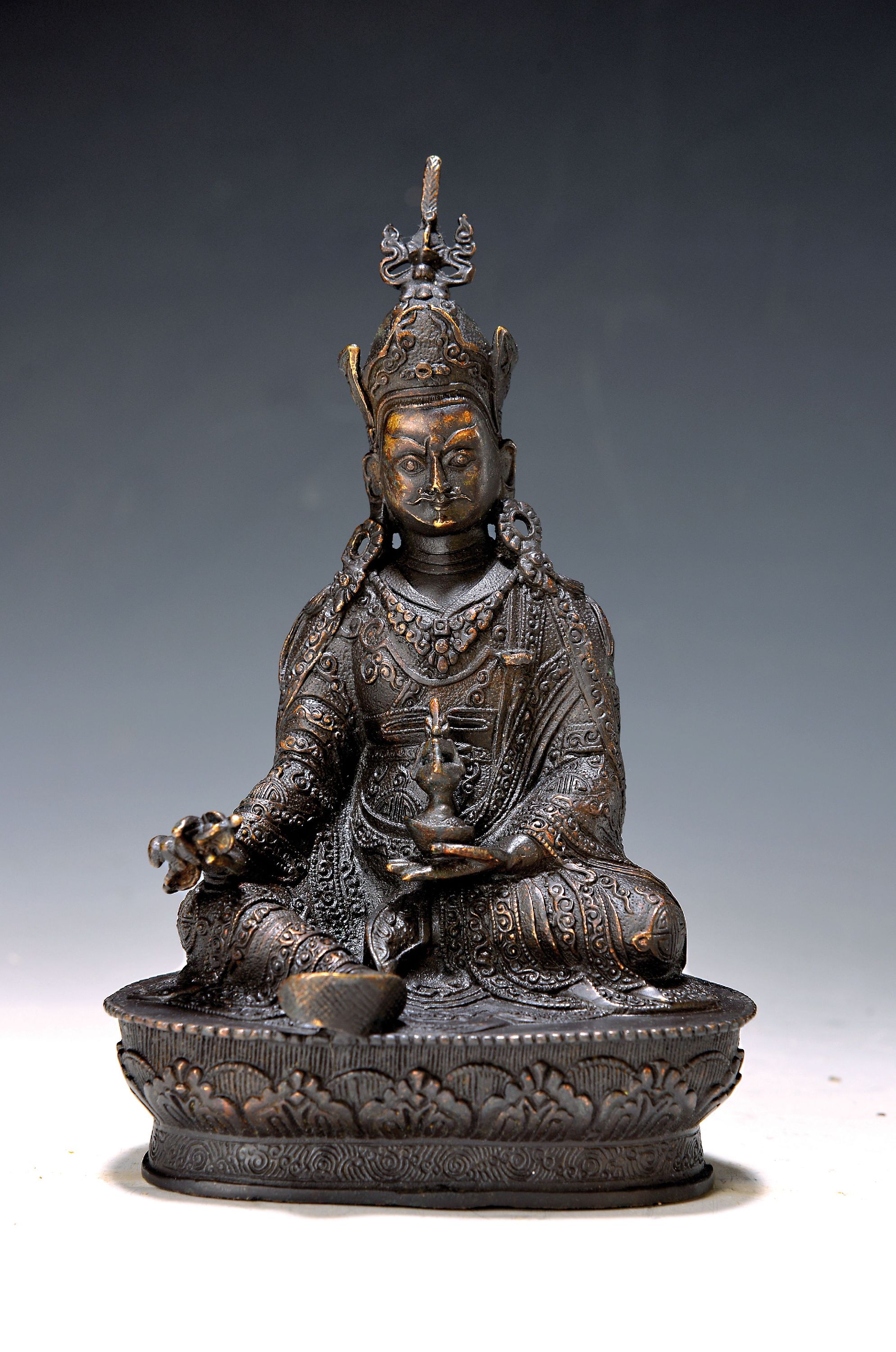 Figur des kostbaren Guru Pamasambhava, 20. Jh., Kupferlegierung, in der traditionellen ikonographischen Darstellung, hält Kapala und Amrita-Vase, ...