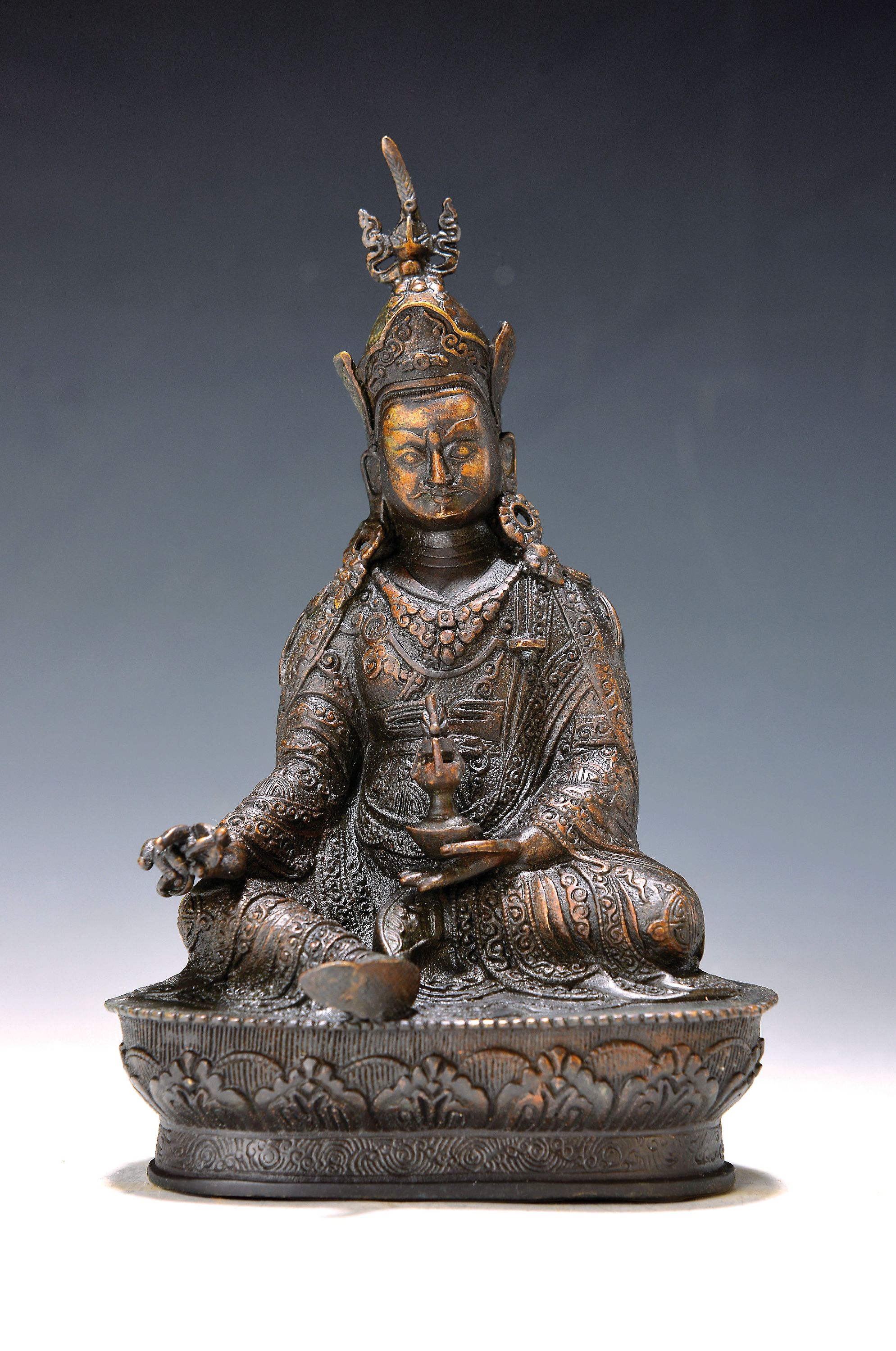 Figur des kostbaren Guru Pamasambhava, 20. Jh., Kupferlegierung, in der traditionellen ikonographischen Darstellung, hält Kapala und Amrita-Vase, ...