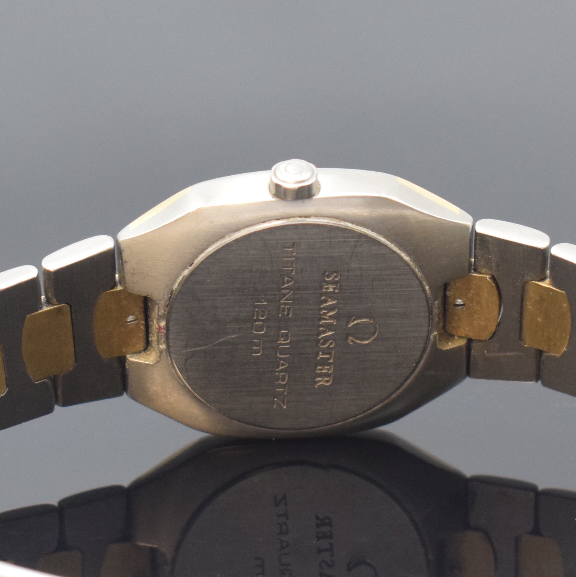 Detail d: OMEGA Seamaster Polaris Armbanduhr in Titan/Gold Referenz 396.1000, Schweiz um 1990, quarz, Krone verschr., Boden aufgedr., intarsierte Lünette ...