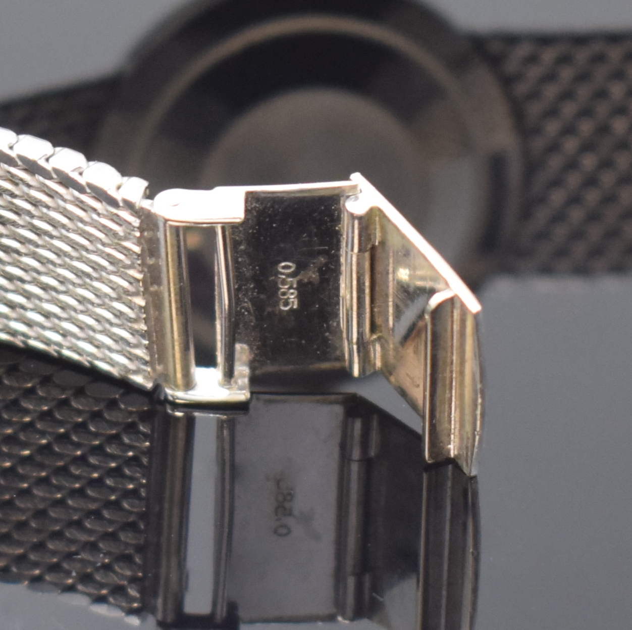 Detail b: CWP Armbanduhr in WG 585/000, Schweiz um 1965, Automatik, Boden aufgedr., silb. Zifferbl. m. Indizes, Datum b. 6, Kal. ETA 2472, 25 St., D. ca. 34 ...