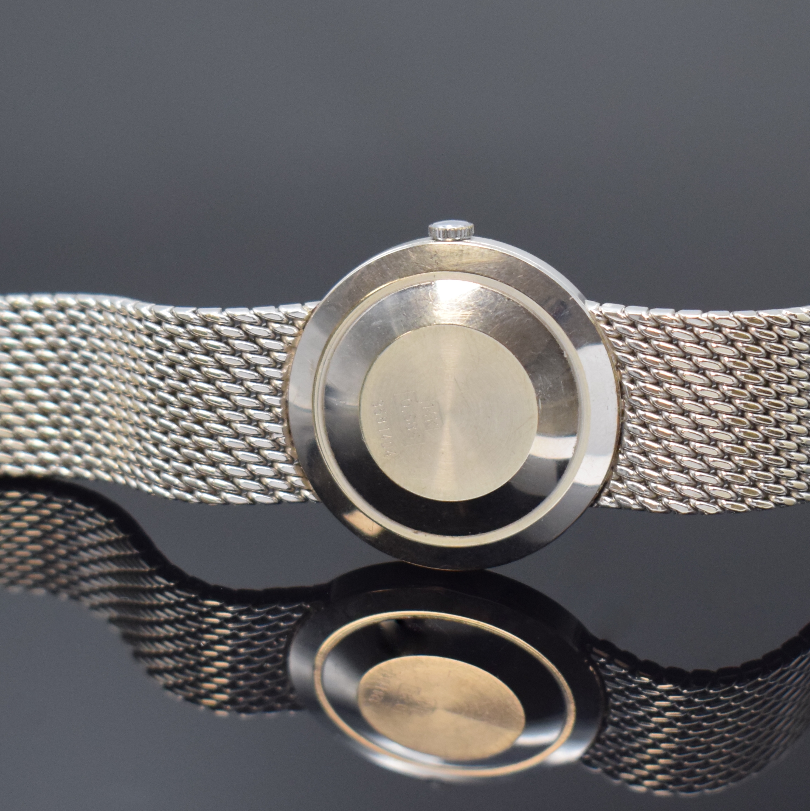 Detail d: CWP Armbanduhr in WG 585/000, Schweiz um 1965, Automatik, Boden aufgedr., silb. Zifferbl. m. Indizes, Datum b. 6, Kal. ETA 2472, 25 St., D. ca. 34 ...