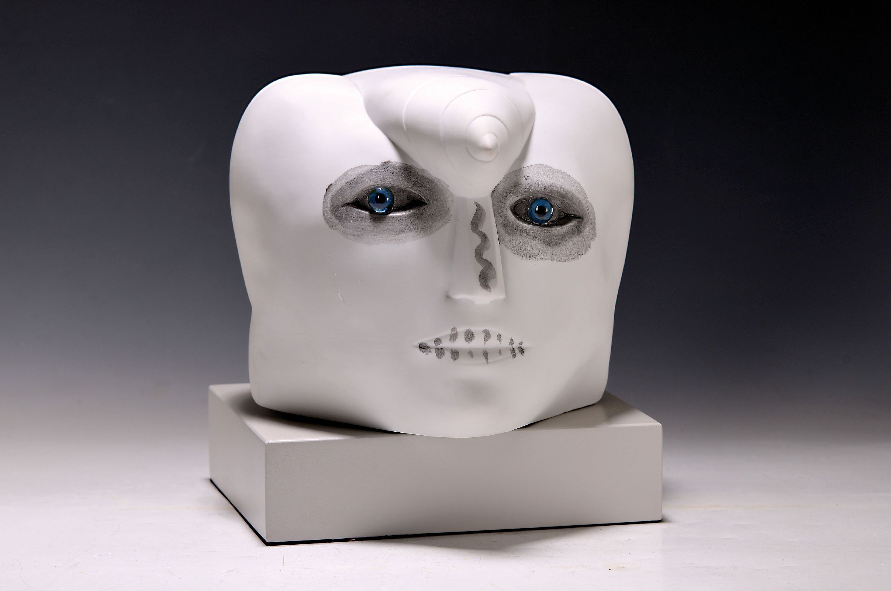 Detail k: Joachim Schmettau, geb. 1937 Bad Doberan, Porzellanplastik für Goebel, "Kopf mit Glasaugen", Ed. 81/99, Biskuitporzellan, H. 22cm
