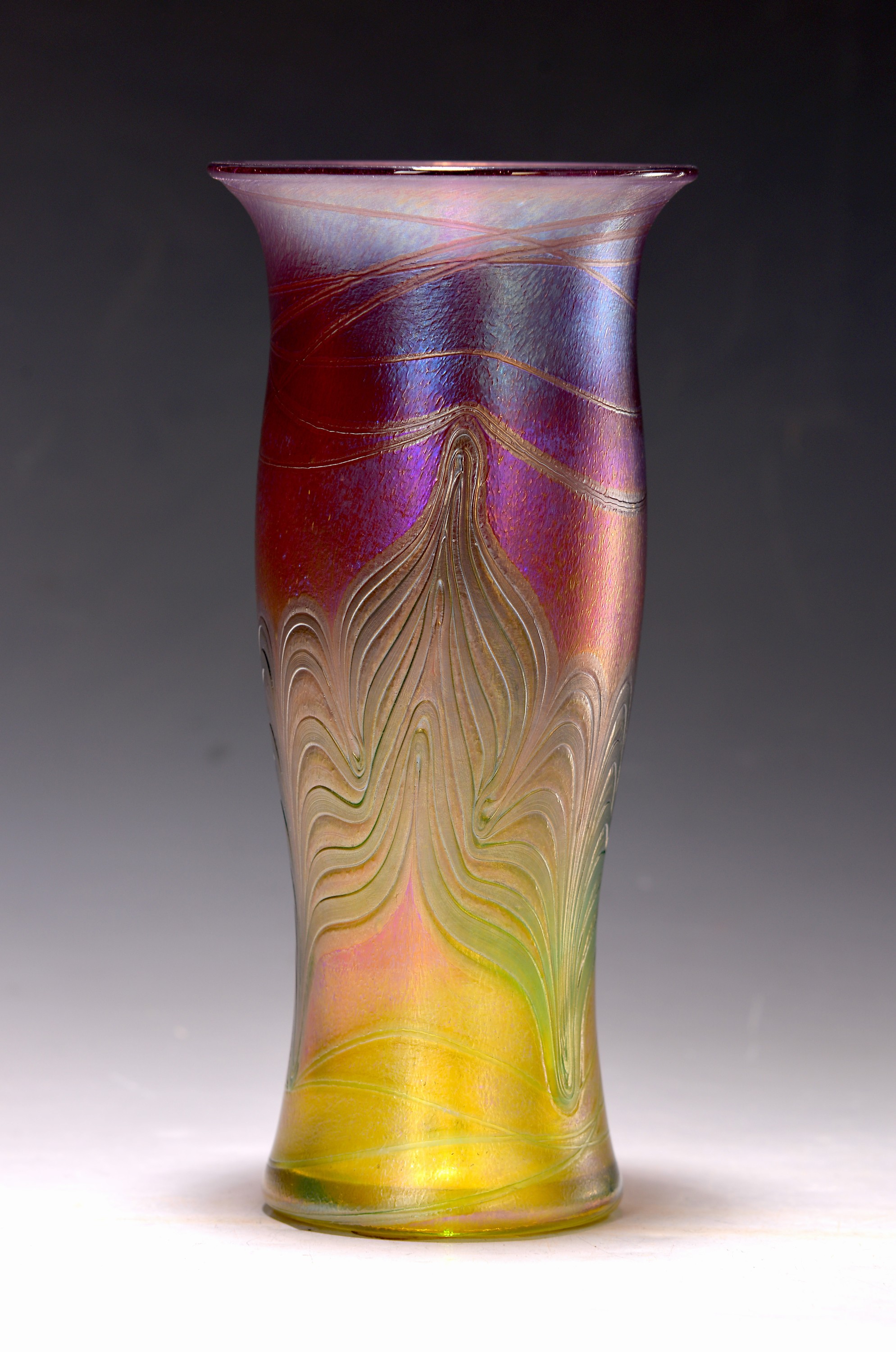 Glasziervase, Eisch, 2.Hälfte 20.Jh., mundgeblasener Glaskorpus, eingekämmter Fadendekor in vegetabiler Form, violett-gelb irisierend, H. 23 cm