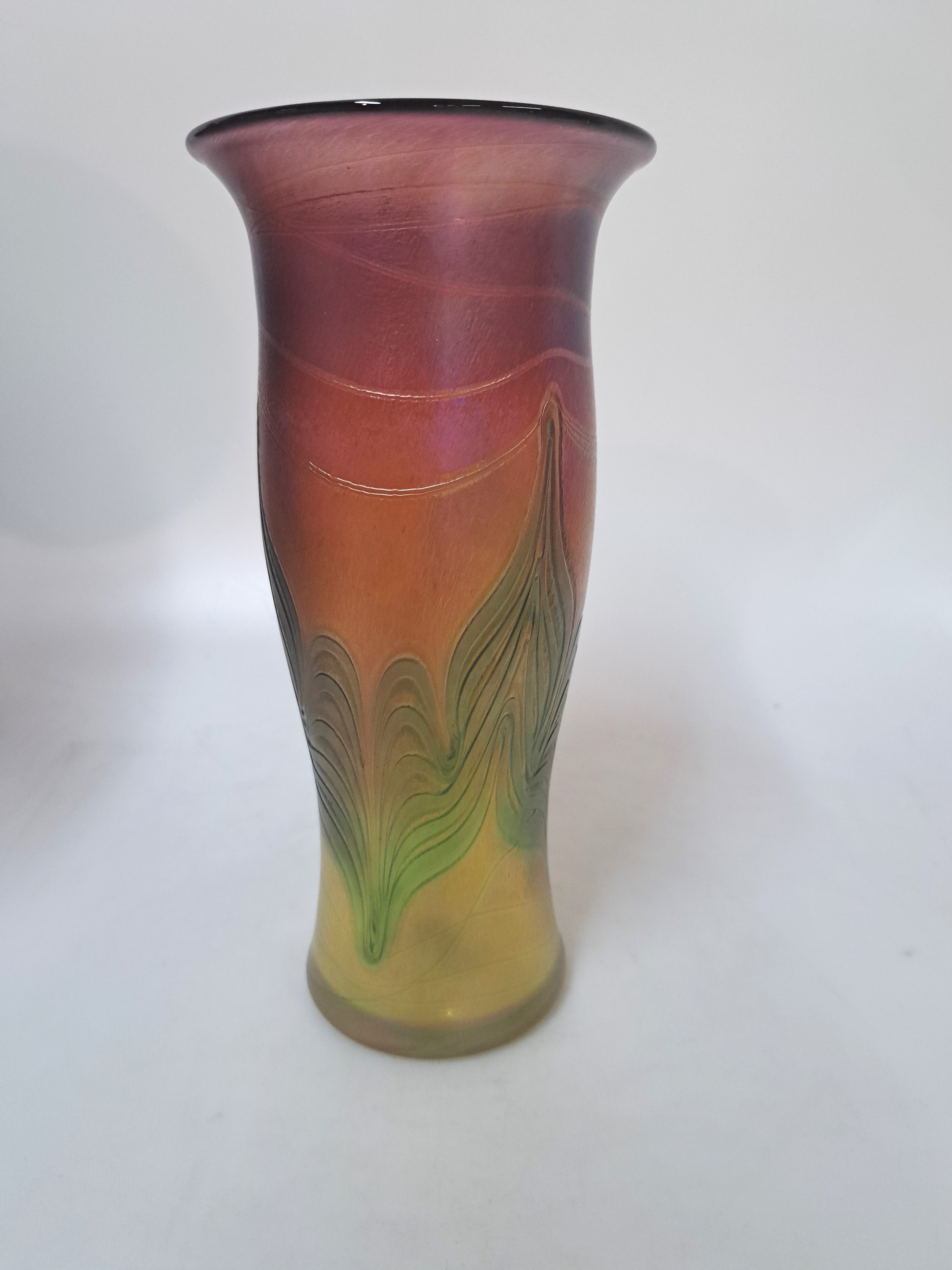 Detail a: Glasziervase, Eisch, 2.Hälfte 20.Jh., mundgeblasener Glaskorpus, eingekämmter Fadendekor in vegetabiler Form, violett-gelb irisierend, H. 23 cm
