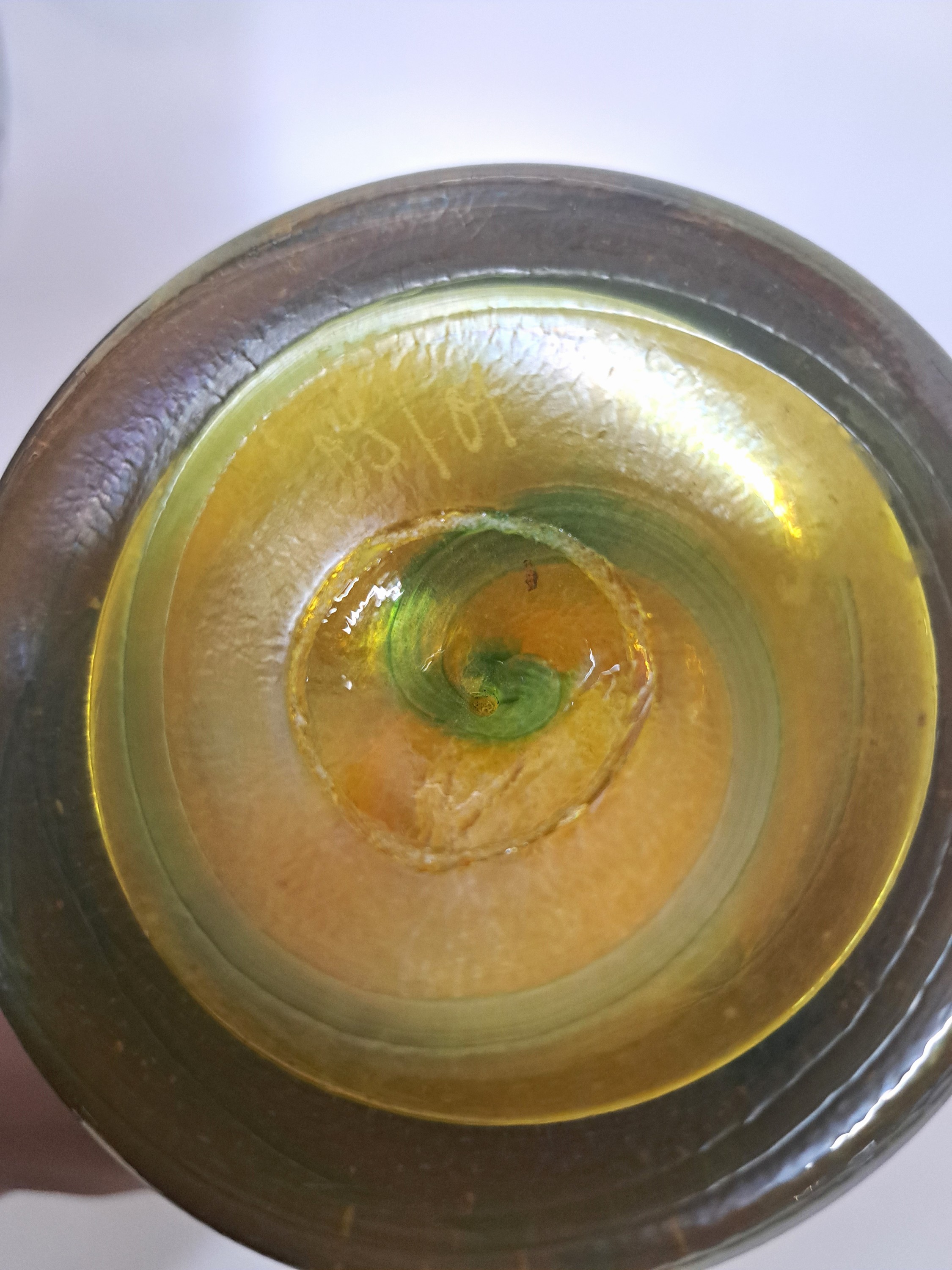Detail b: Glasziervase, Eisch, 2.Hälfte 20.Jh., mundgeblasener Glaskorpus, eingekämmter Fadendekor in vegetabiler Form, violett-gelb irisierend, H. 23 cm