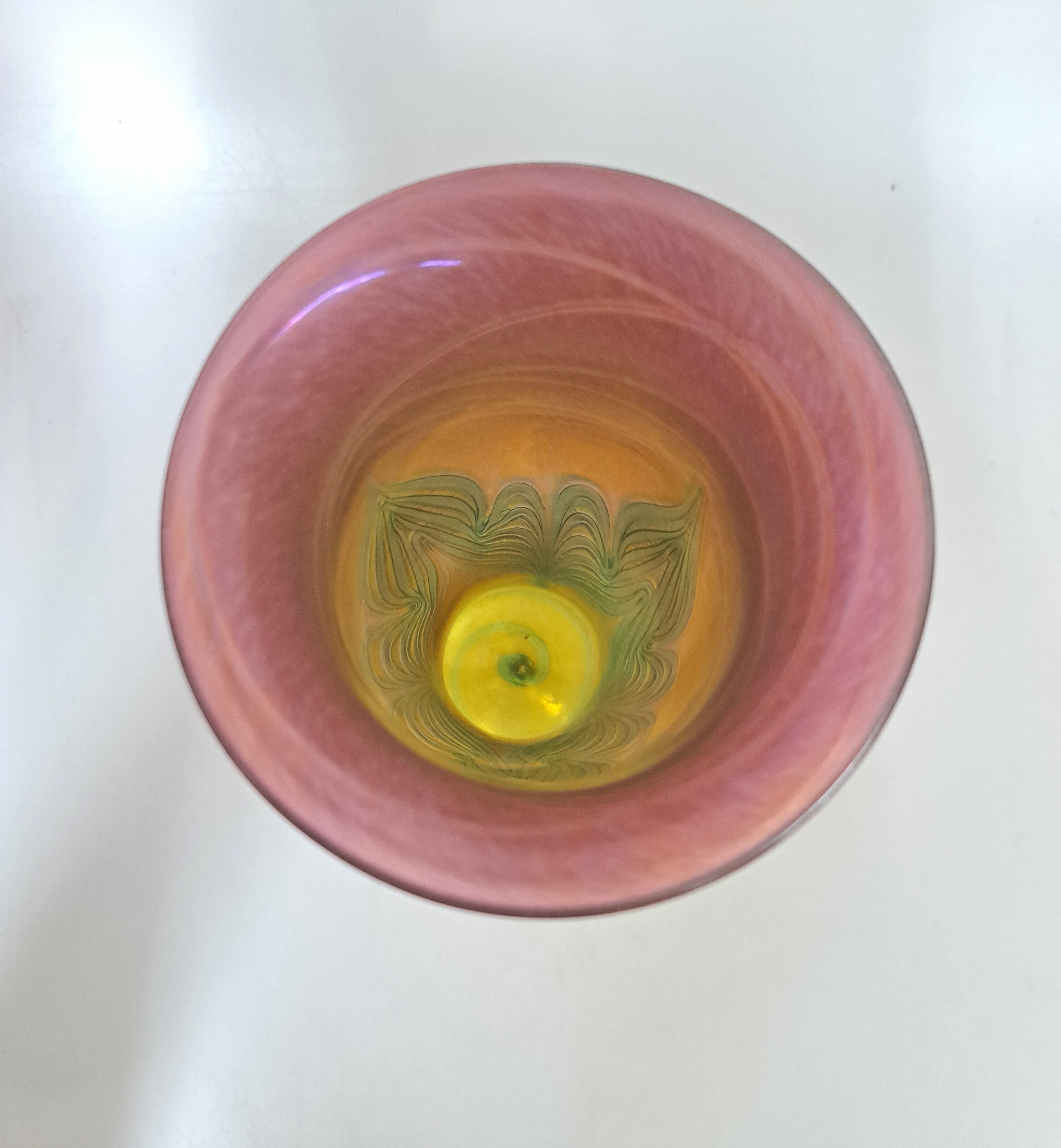 Detail c: Glasziervase, Eisch, 2.Hälfte 20.Jh., mundgeblasener Glaskorpus, eingekämmter Fadendekor in vegetabiler Form, violett-gelb irisierend, H. 23 cm