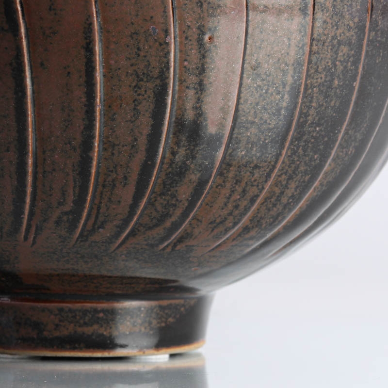 Detail b: Studiokeramik-Schale, David Leach (1911-2005), cremefarbener Scherben, schwarz-braune Glasur, Pressmarke, D. 26 cm