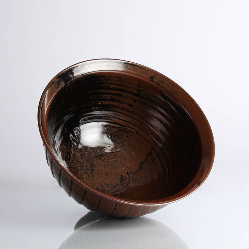Detail c: Studiokeramik-Schale, David Leach (1911-2005), cremefarbener Scherben, schwarz-braune Glasur, Pressmarke, D. 26 cm