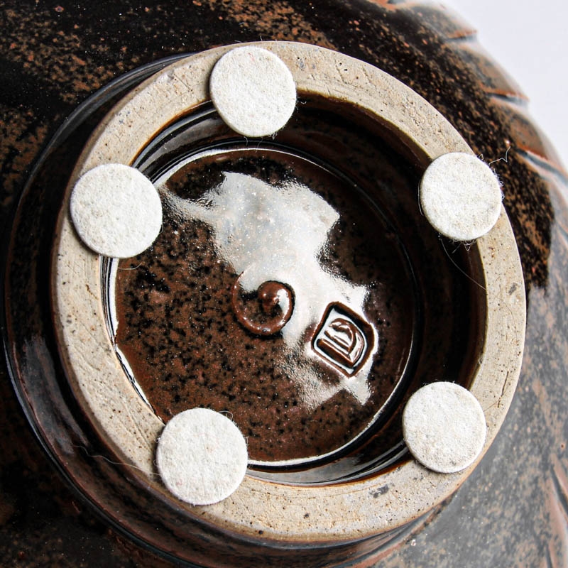 Detail d: Studiokeramik-Schale, David Leach (1911-2005), cremefarbener Scherben, schwarz-braune Glasur, Pressmarke, D. 26 cm