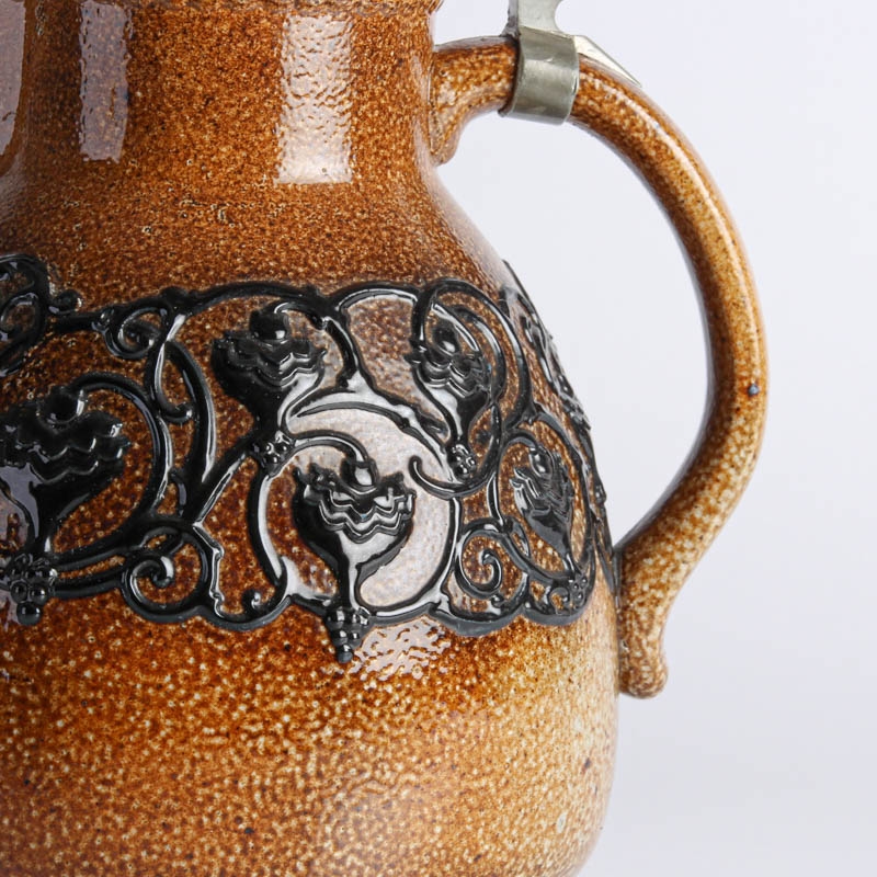 Detail b: Steinzeugkrug, wohl Merkelbach, 20.Jh., Zinnmontur, H. 28 cm