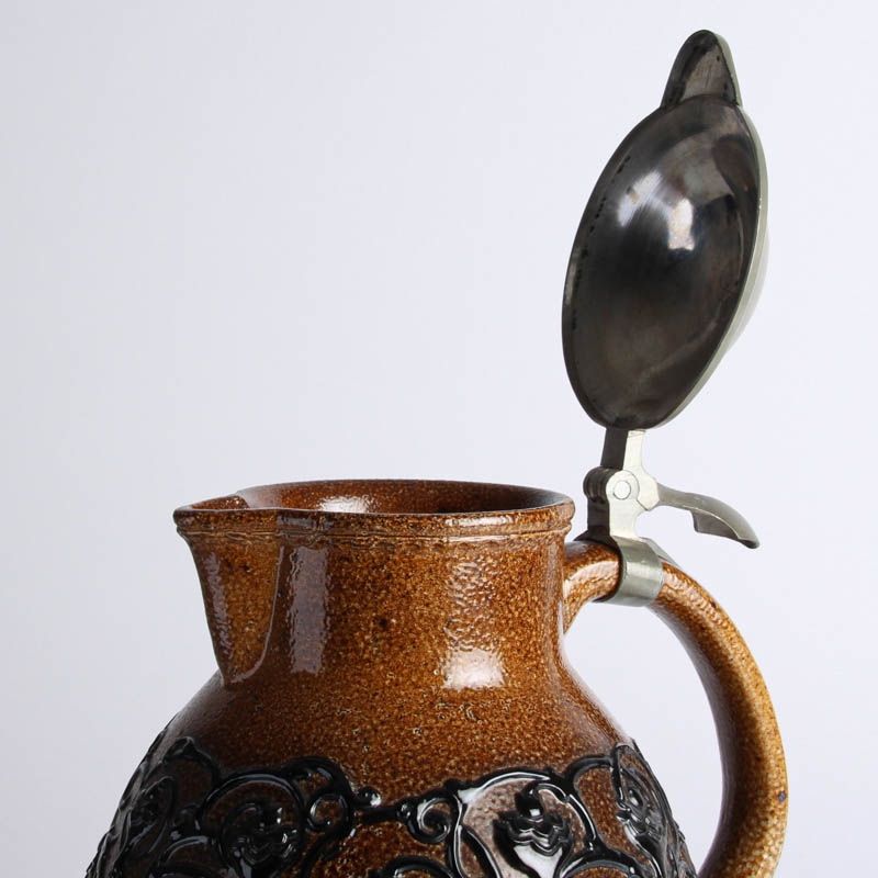 Detail d: Steinzeugkrug, wohl Merkelbach, 20.Jh., Zinnmontur, H. 28 cm