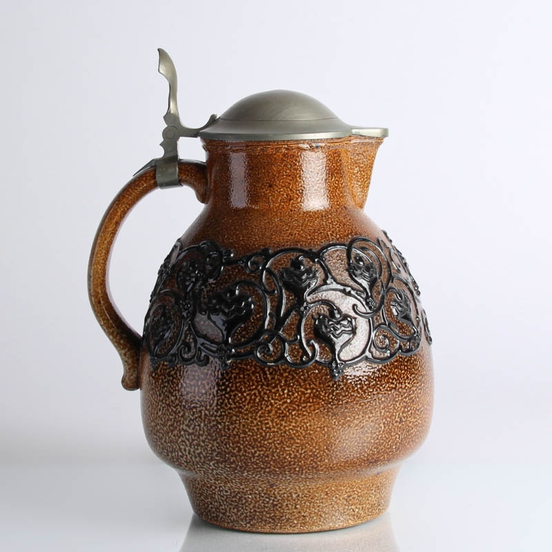 Detail e: Steinzeugkrug, wohl Merkelbach, 20.Jh., Zinnmontur, H. 28 cm