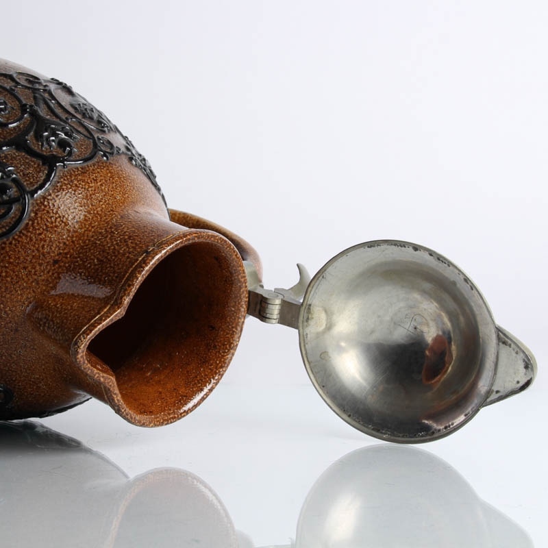 Detail f: Steinzeugkrug, wohl Merkelbach, 20.Jh., Zinnmontur, H. 28 cm