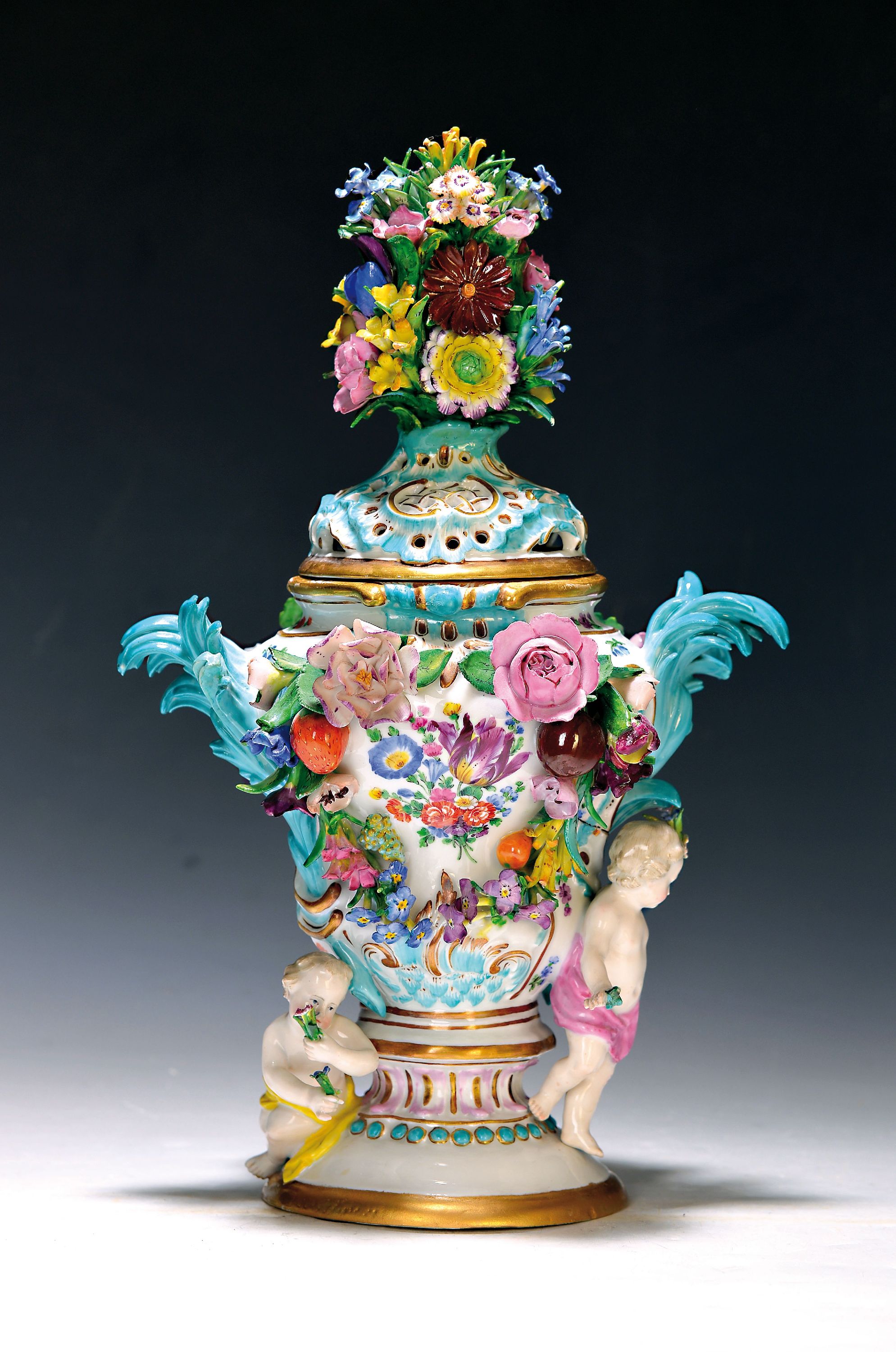Potpourri-Vase, Wallendorf nach Meissener Vorbild, ausgehendes 18.Jh., Porzellan, überreicher Dekor mit aufgelegten Blättern und Blüten, ...