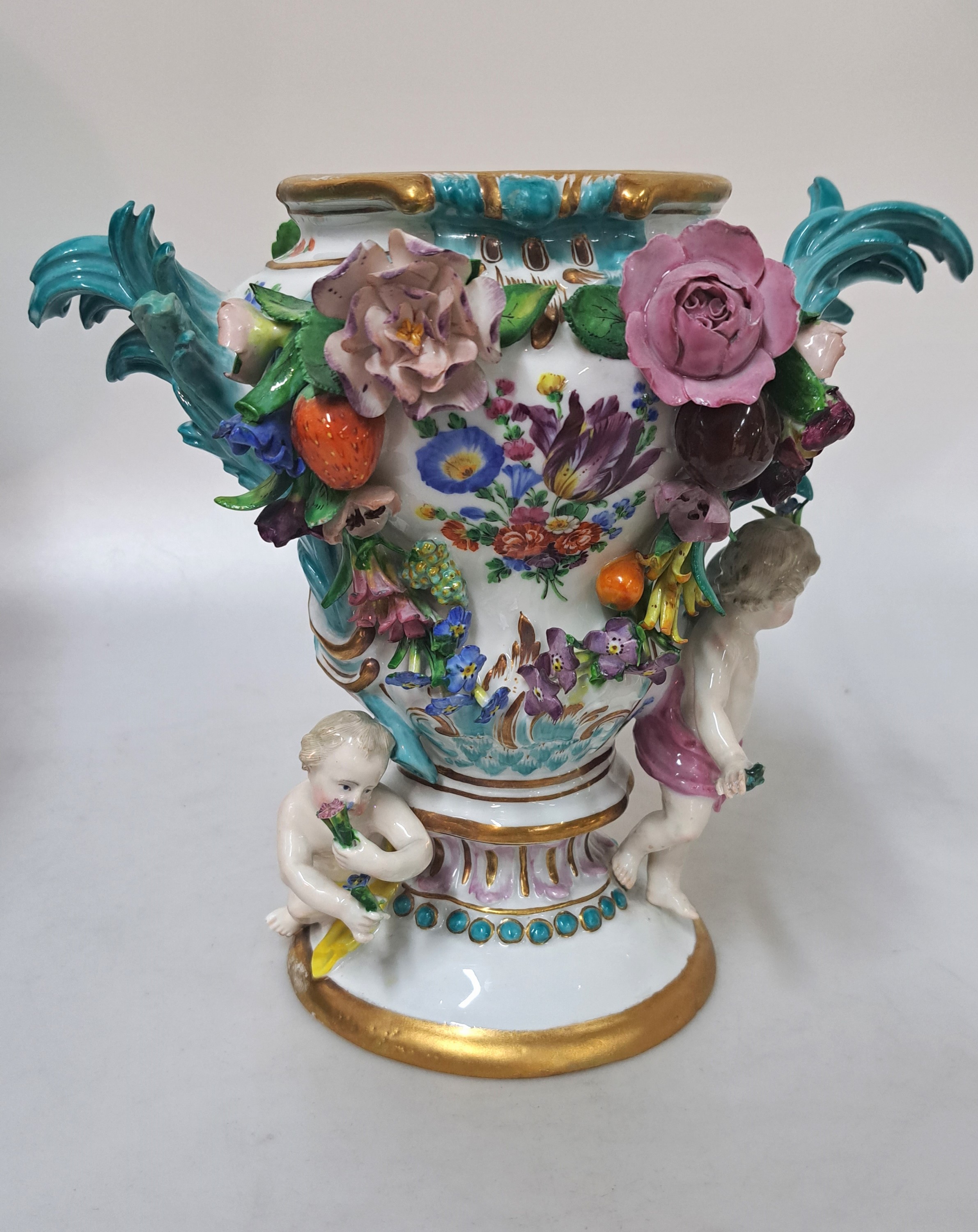 Detail a: Potpourri-Vase, Wallendorf nach Meissener Vorbild, ausgehendes 18.Jh., Porzellan, überreicher Dekor mit aufgelegten Blättern und Blüten, ...