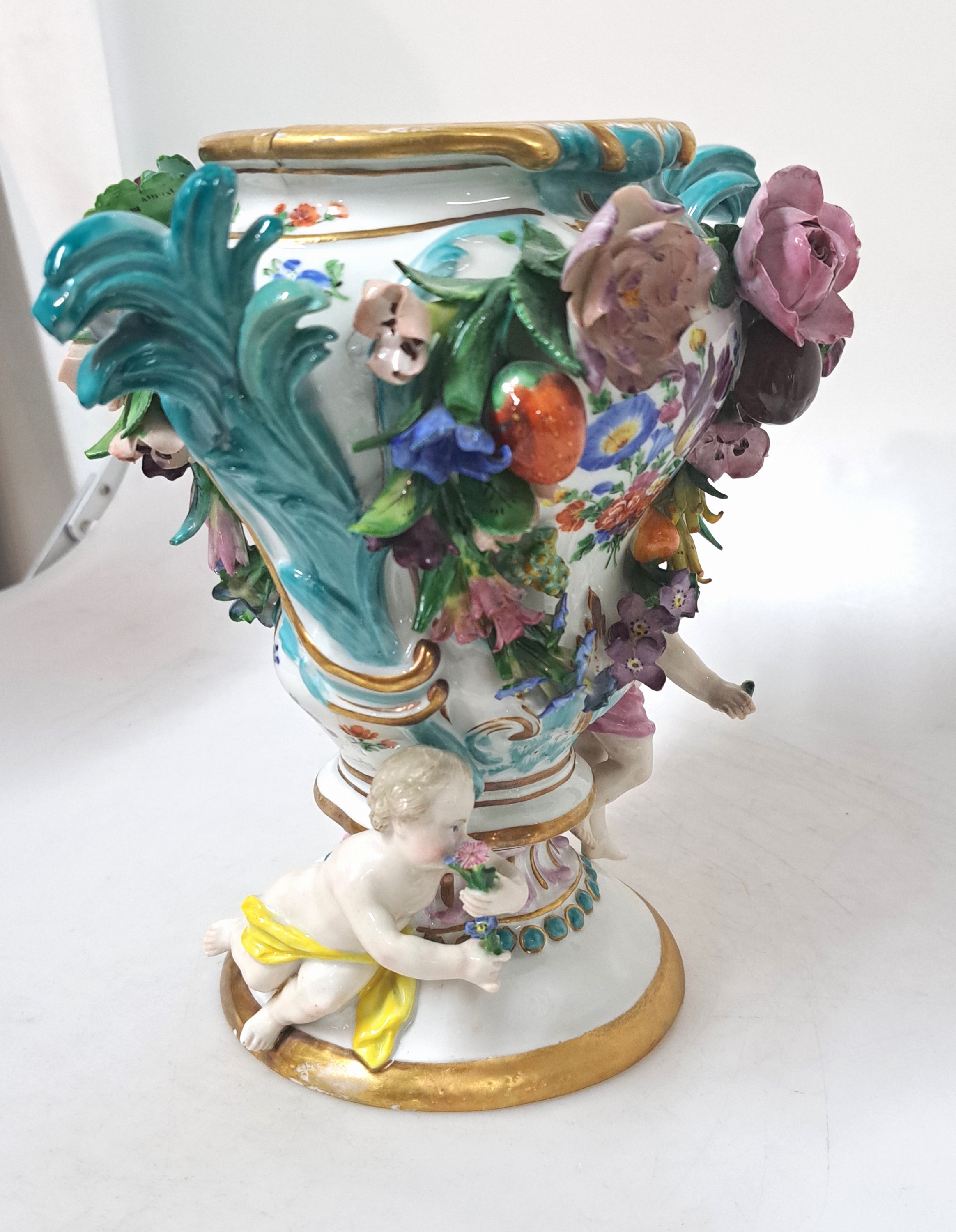 Detail b: Potpourri-Vase, Wallendorf nach Meissener Vorbild, ausgehendes 18.Jh., Porzellan, überreicher Dekor mit aufgelegten Blättern und Blüten, ...