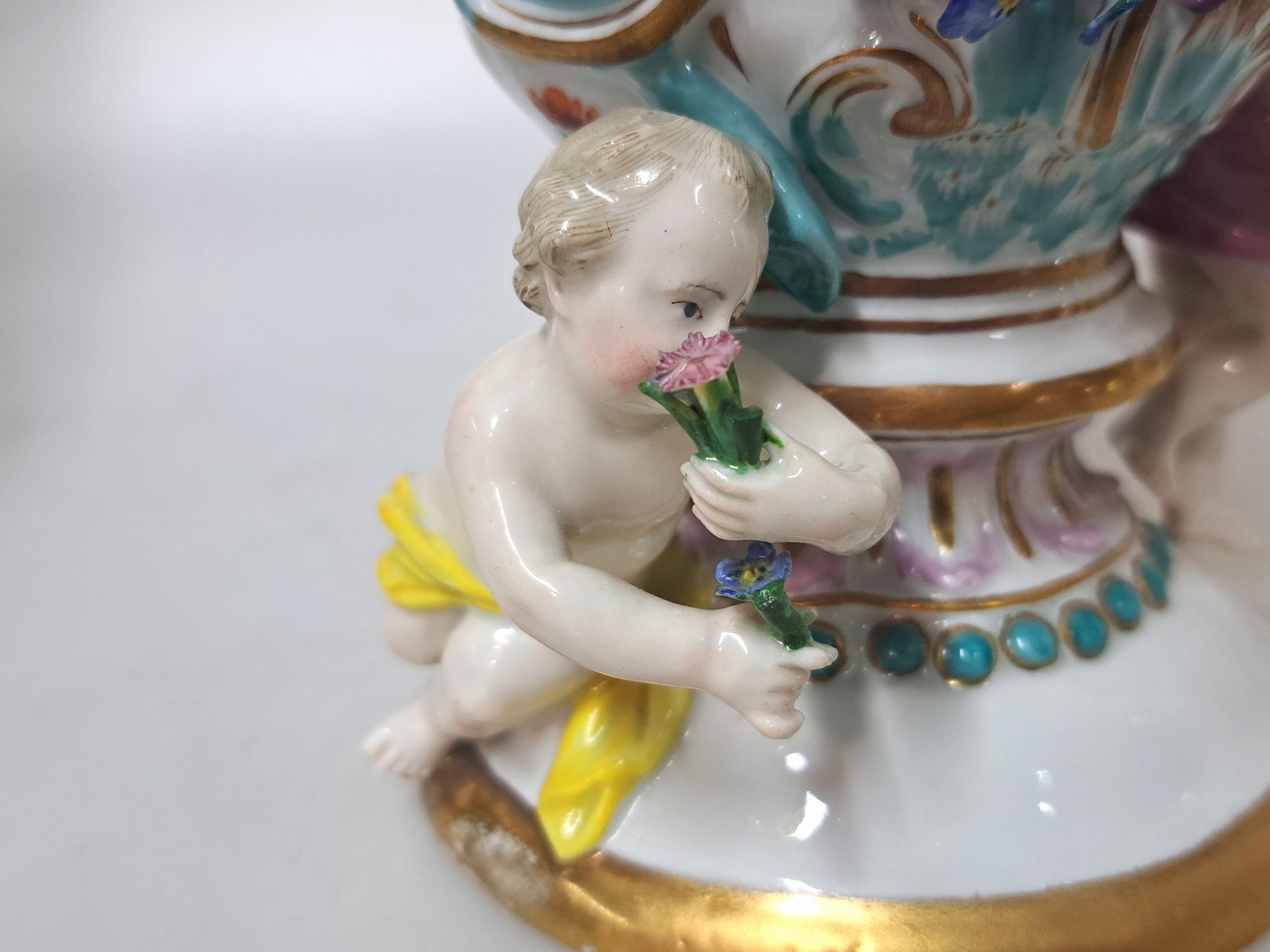 Detail c: Potpourri-Vase, Wallendorf nach Meissener Vorbild, ausgehendes 18.Jh., Porzellan, überreicher Dekor mit aufgelegten Blättern und Blüten, ...