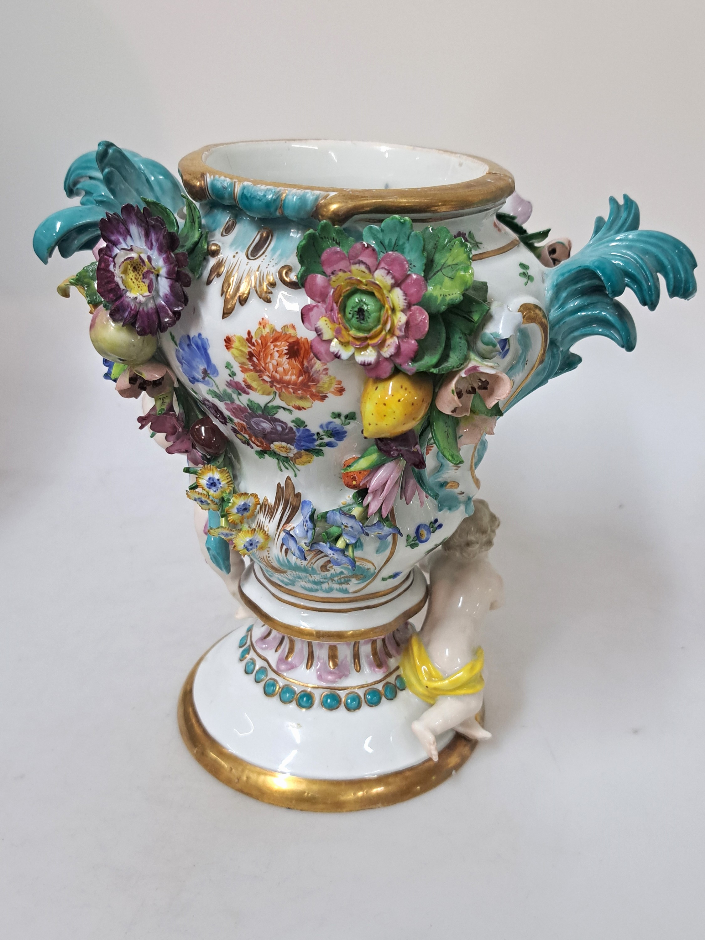 Detail d: Potpourri-Vase, Wallendorf nach Meissener Vorbild, ausgehendes 18.Jh., Porzellan, überreicher Dekor mit aufgelegten Blättern und Blüten, ...