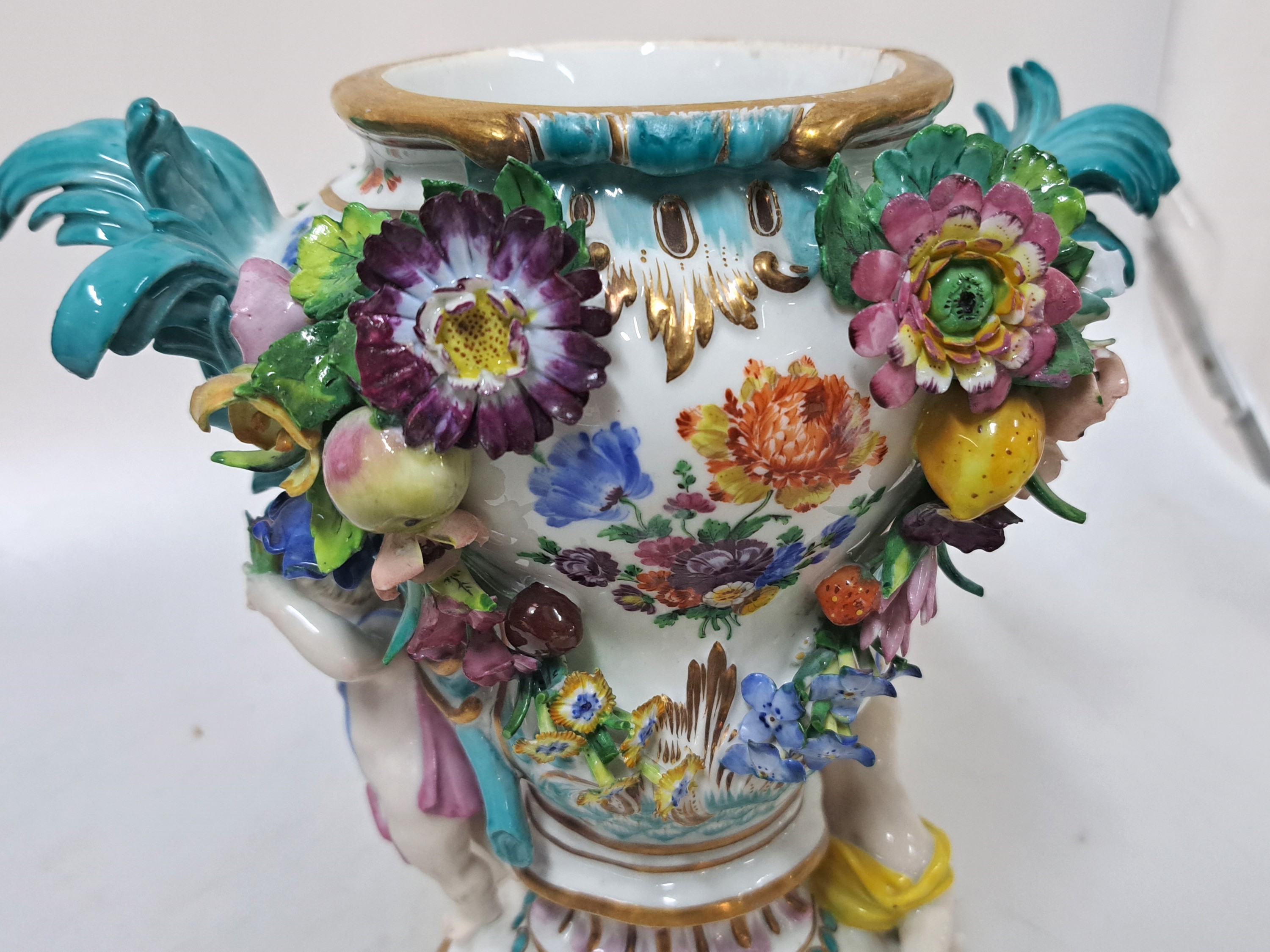 Detail e: Potpourri-Vase, Wallendorf nach Meissener Vorbild, ausgehendes 18.Jh., Porzellan, überreicher Dekor mit aufgelegten Blättern und Blüten, ...