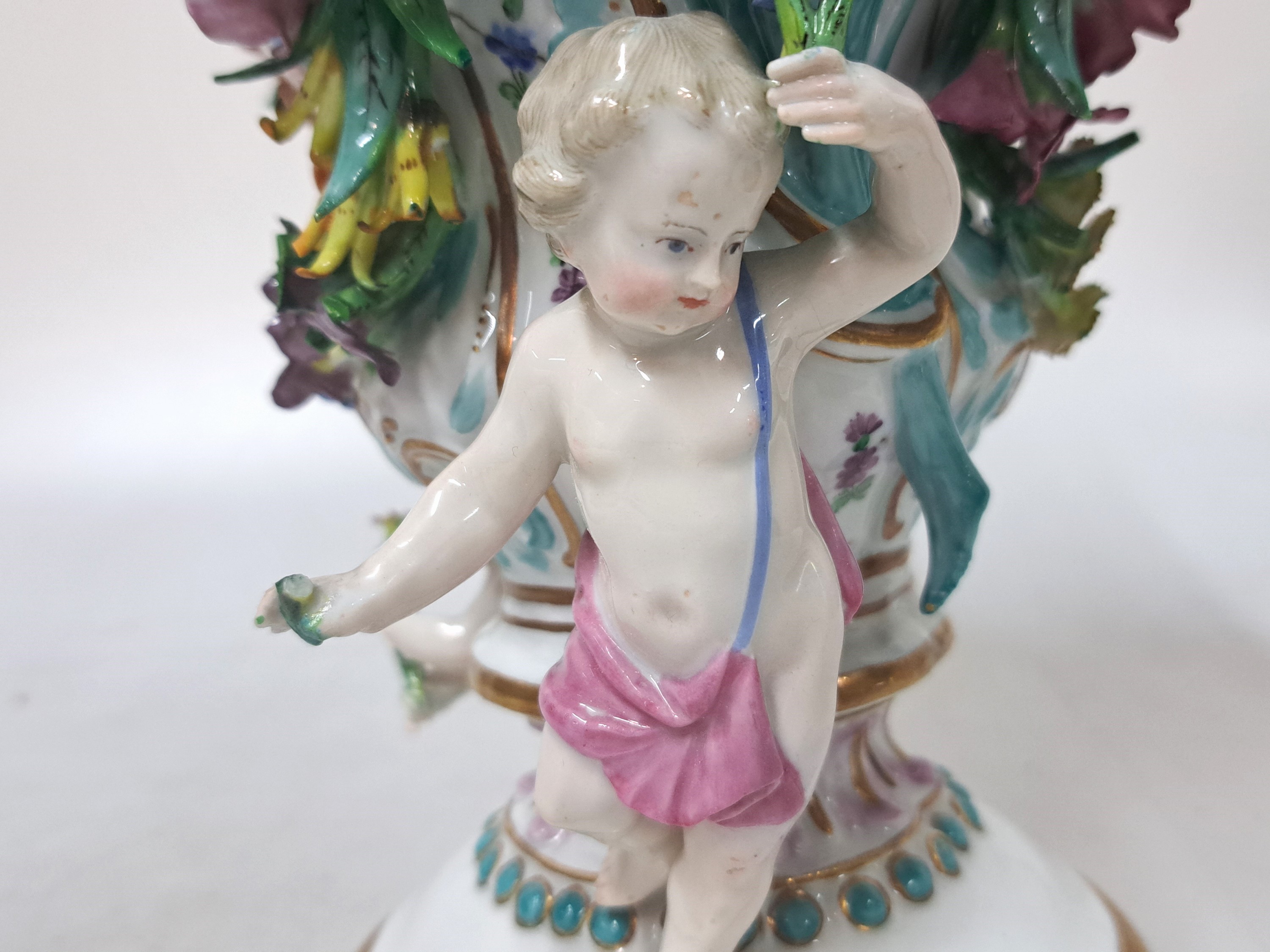 Detail f: Potpourri-Vase, Wallendorf nach Meissener Vorbild, ausgehendes 18.Jh., Porzellan, überreicher Dekor mit aufgelegten Blättern und Blüten, ...