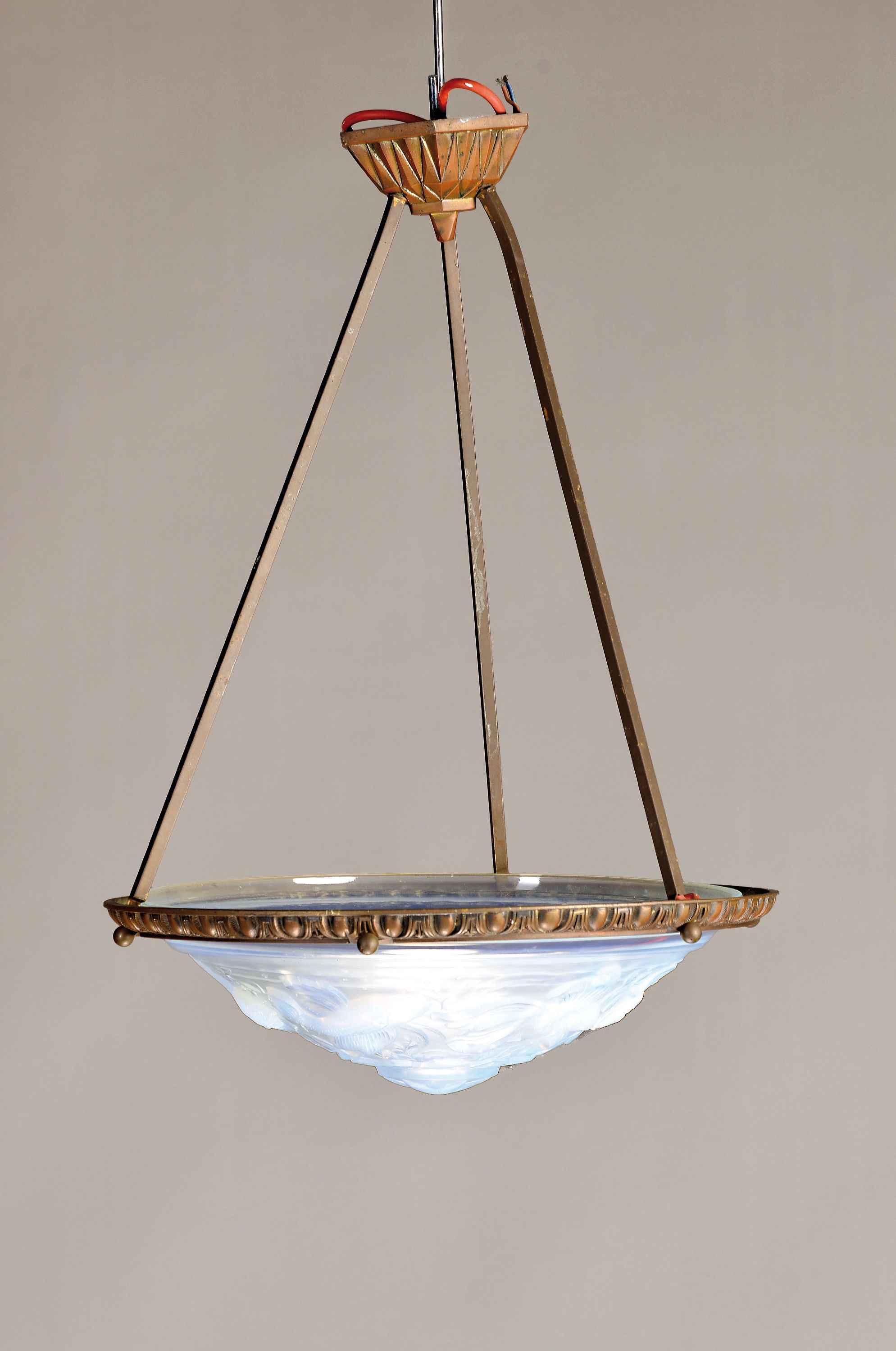 Deckenlampe, Frankreich, 1950er Jahre, Metallmontur, Opalinglasschale reliefiert mit Fischen, wohl Sabino, eine Brennstelle, Elektr. nicht geprüft, ...