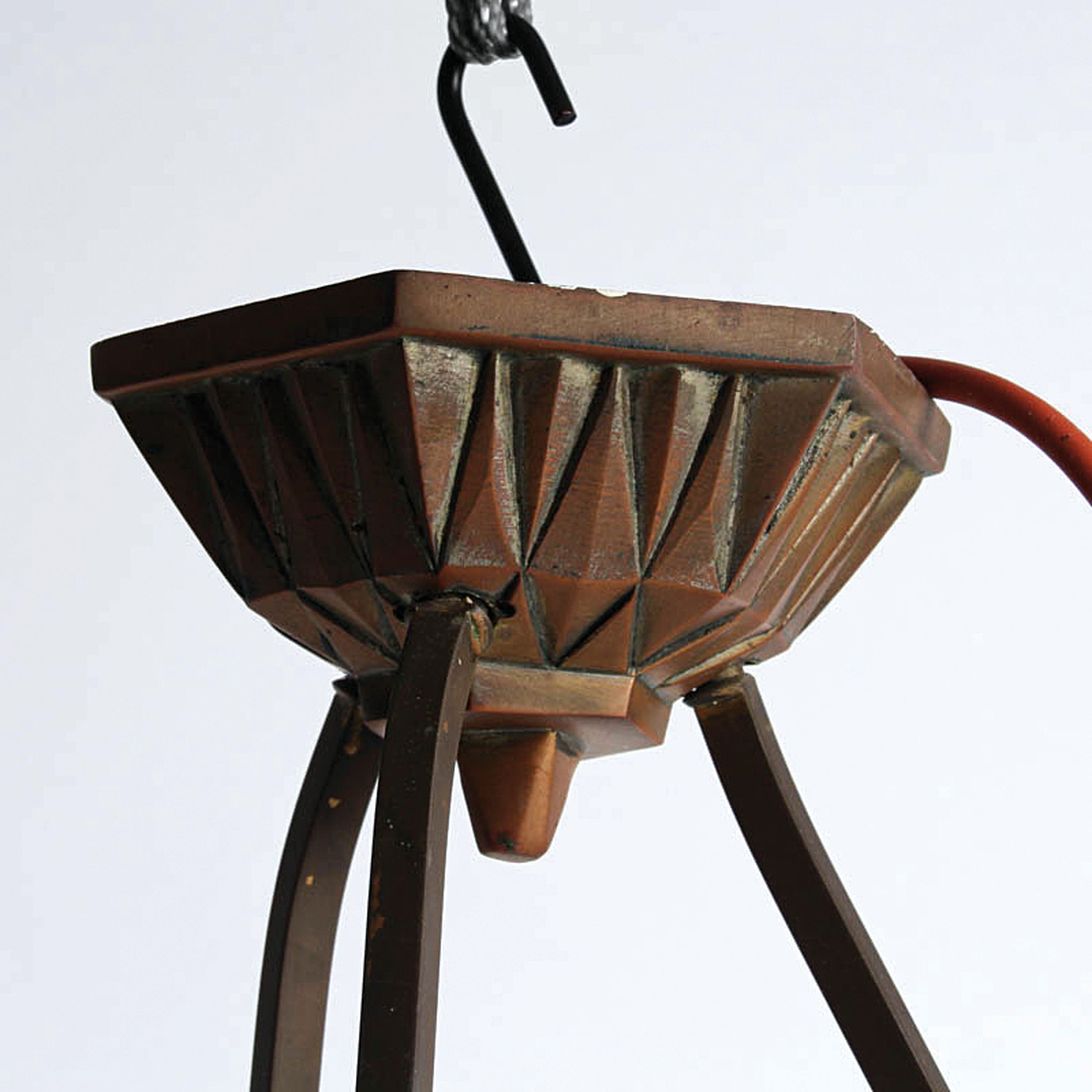 Detail a: Deckenlampe, Frankreich, 1950er Jahre, Metallmontur, Opalinglasschale reliefiert mit Fischen, wohl Sabino, eine Brennstelle, Elektr. nicht geprüft, ...